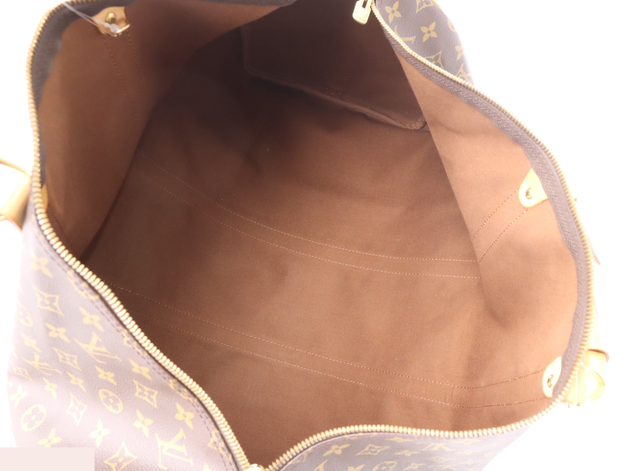 Keepall Bandoulière 55 with shoulder strap, name tag, and handle. — view 7