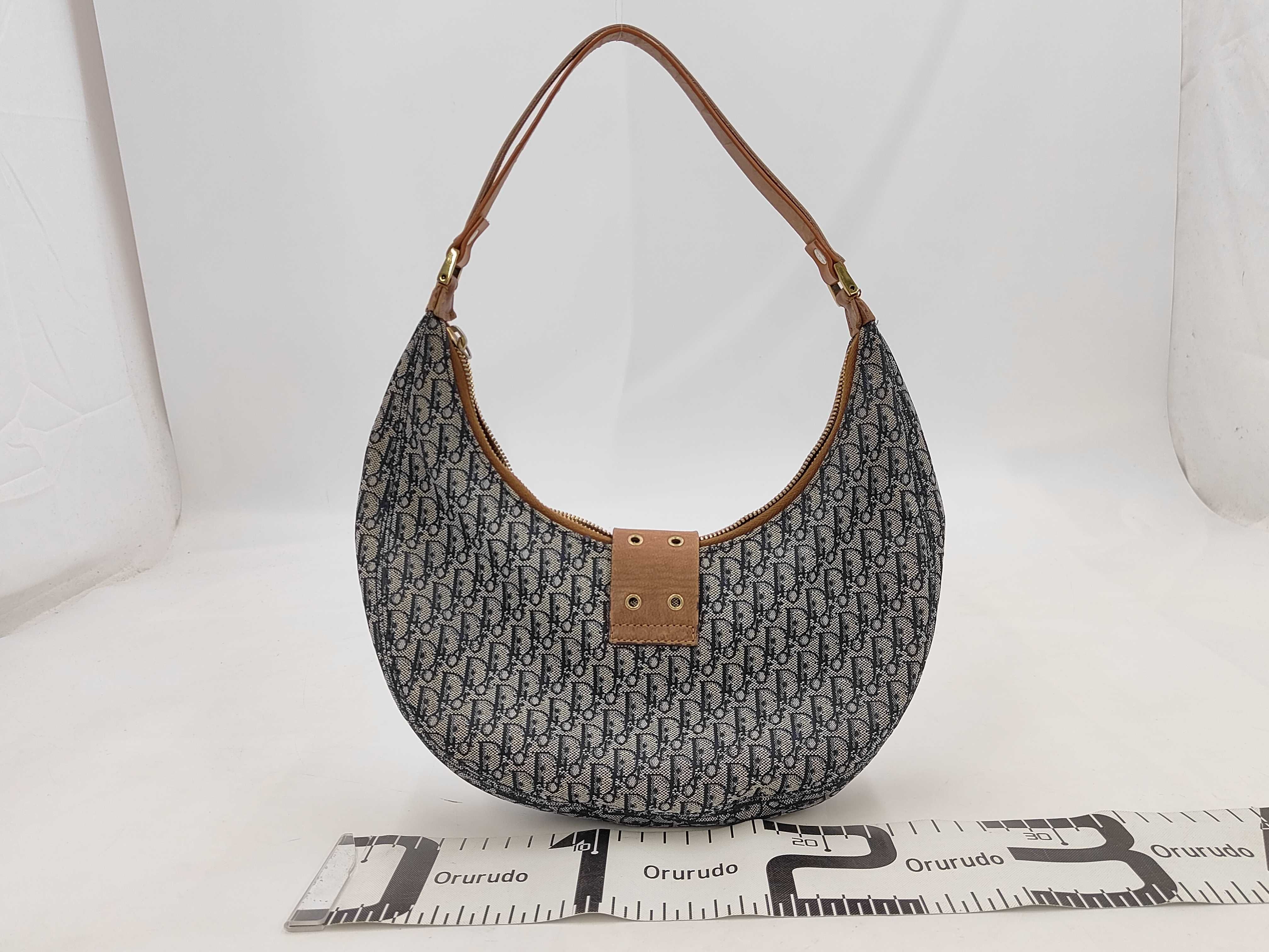 Trotter Street Chic Hobo Leather Gold Hardware One-Shoulder Bag — view 2