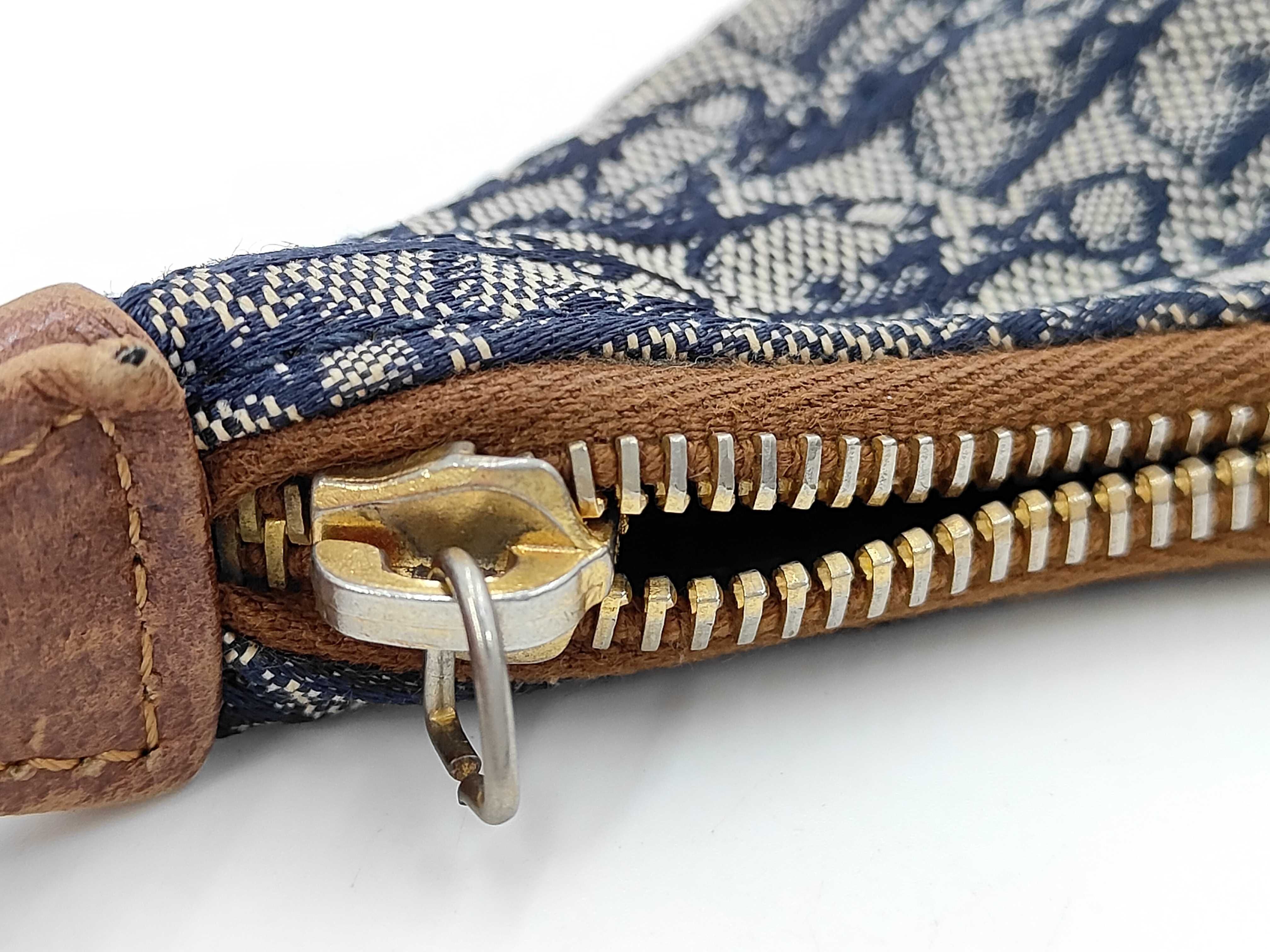 Trotter Street Chic Hobo Leather Gold Hardware One-Shoulder Bag — view 8
