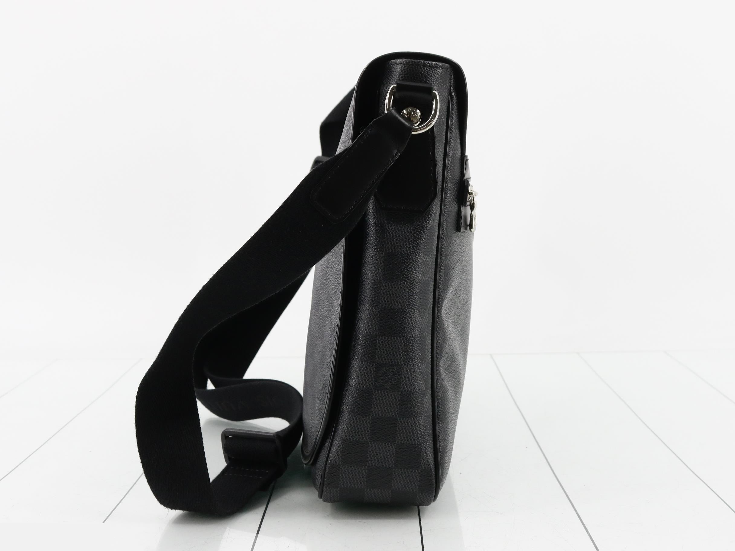 N58029 Damier Graphite Daniel MM Shoulder Bag — view 3