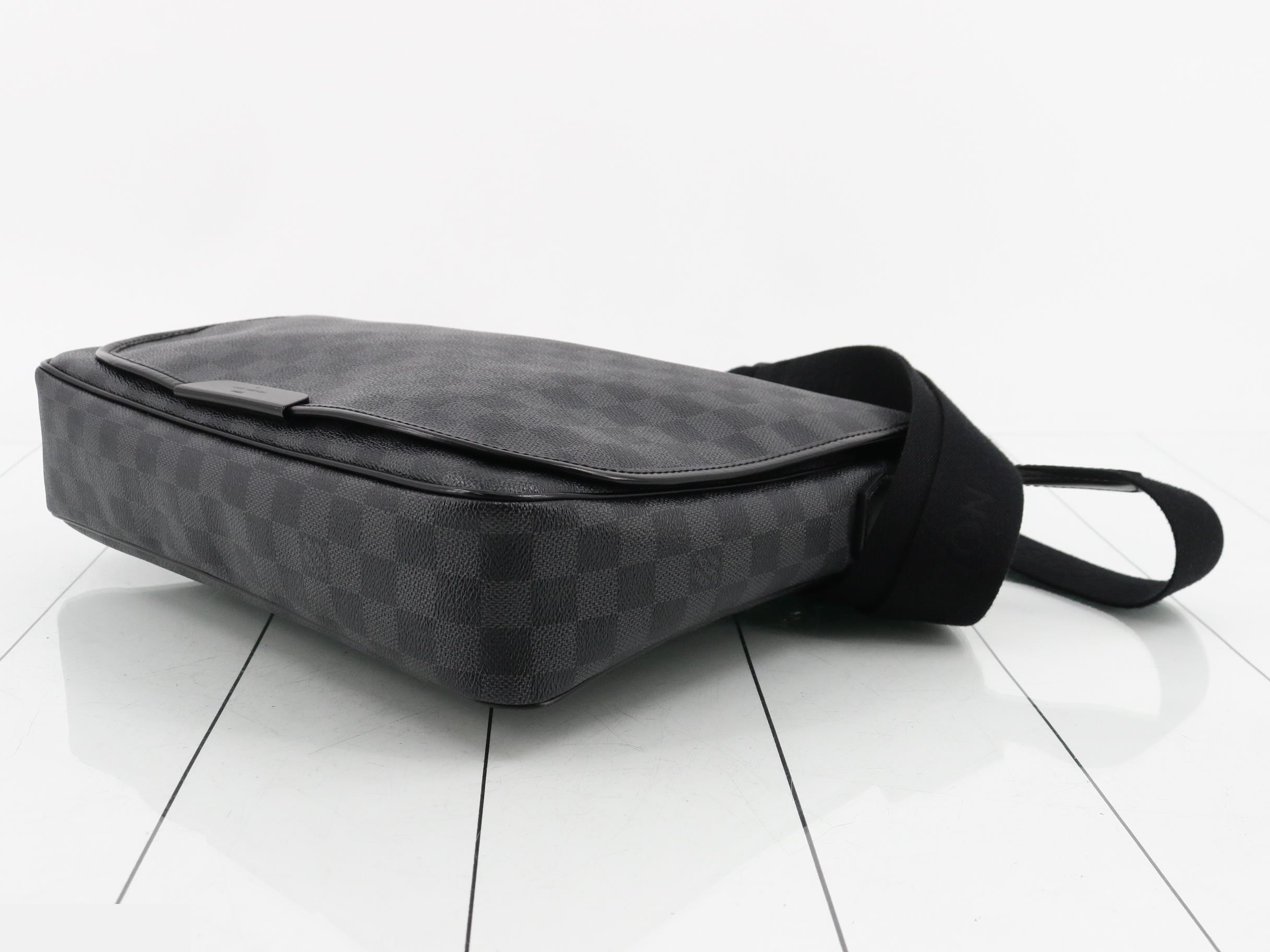 N58029 Damier Graphite Daniel MM Shoulder Bag — view 6