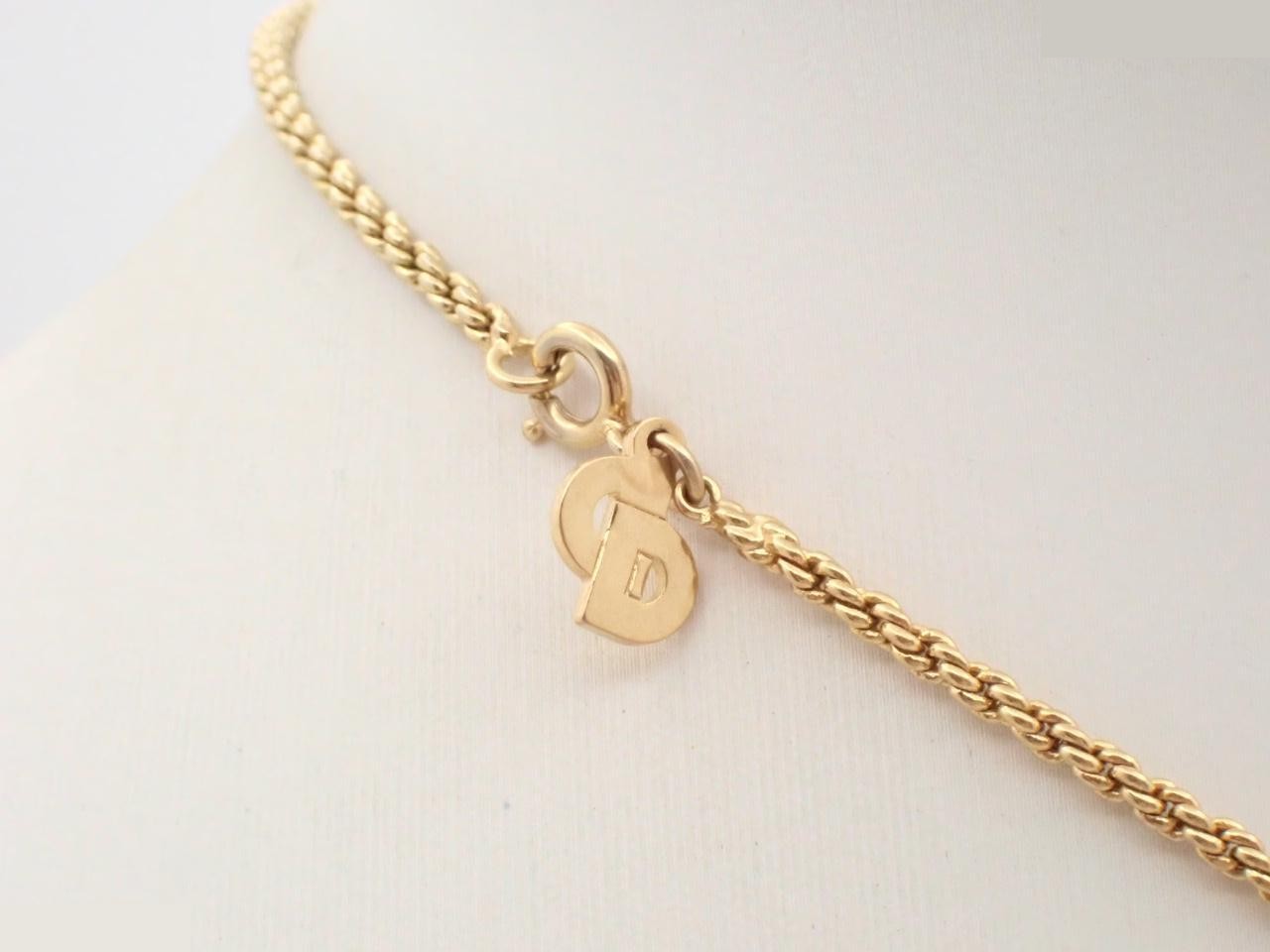 Other lines: Precious metals, necklaces, pendants, chains approximately 40cm long. — view 2
