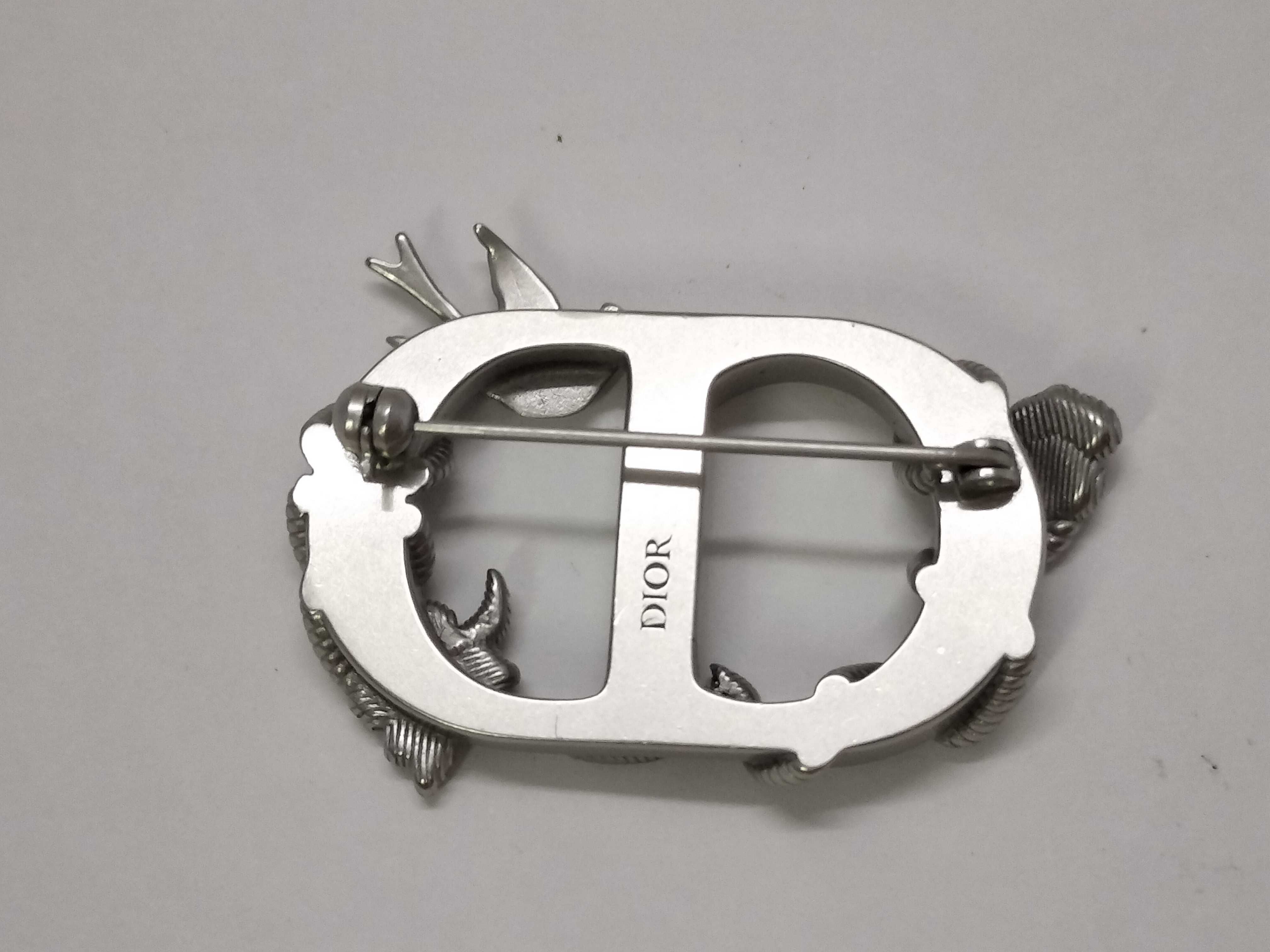 brooch — view 2
