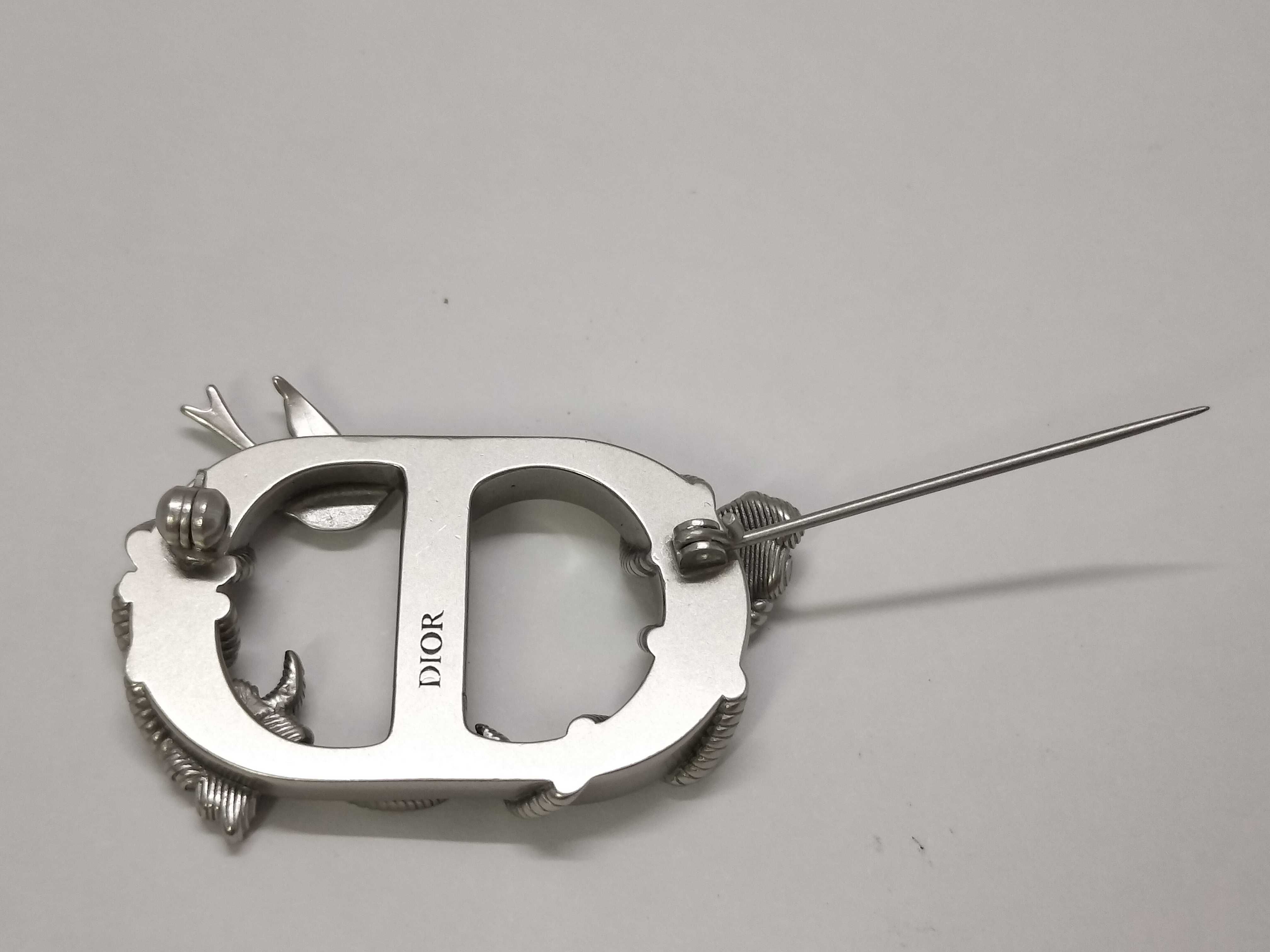 brooch — view 3