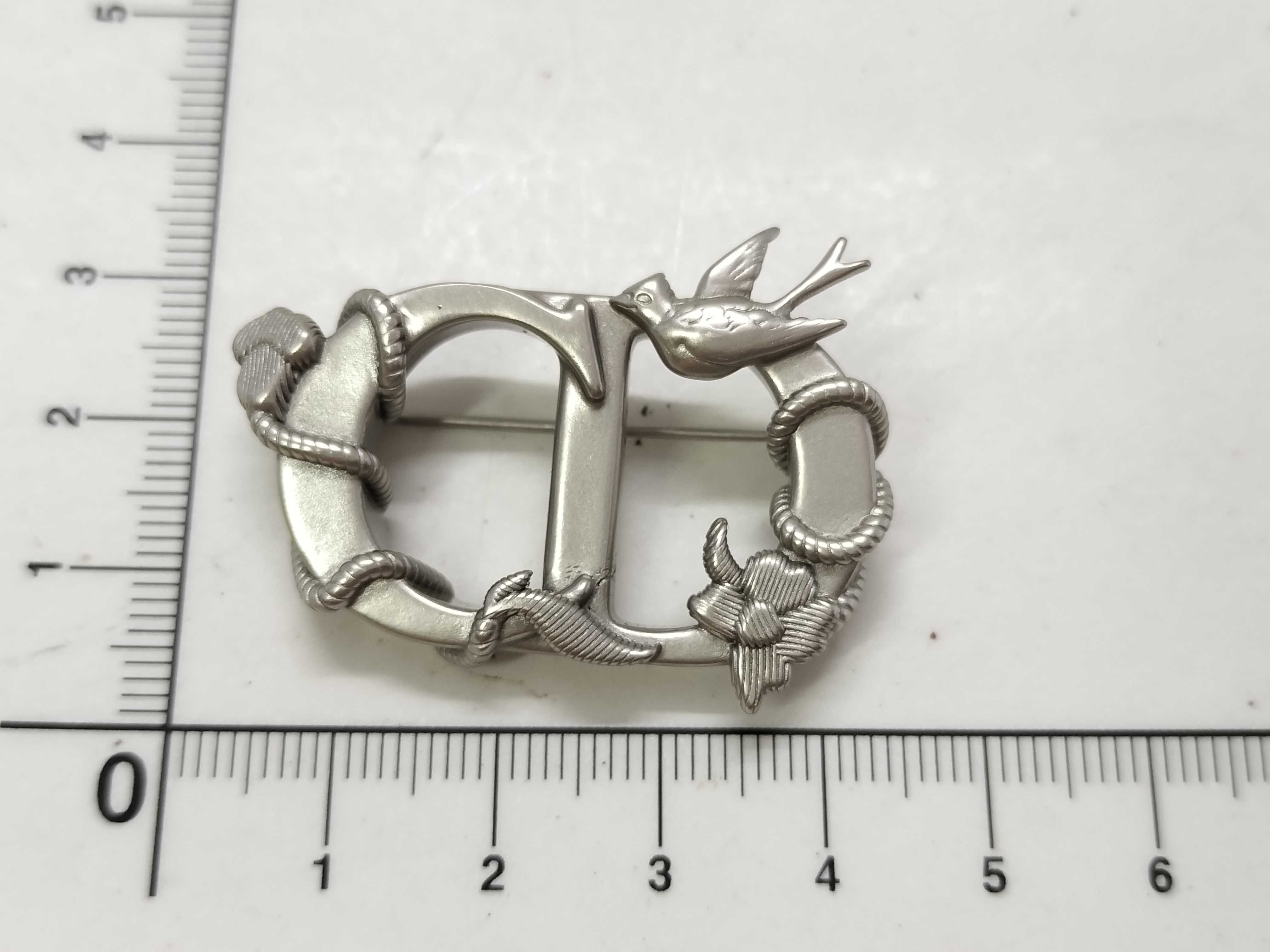 brooch — view 9