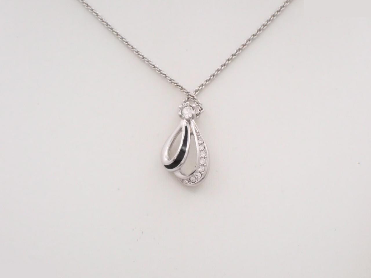 Other lines: Precious metal necklaces and pendants, chain approximately 42cm.