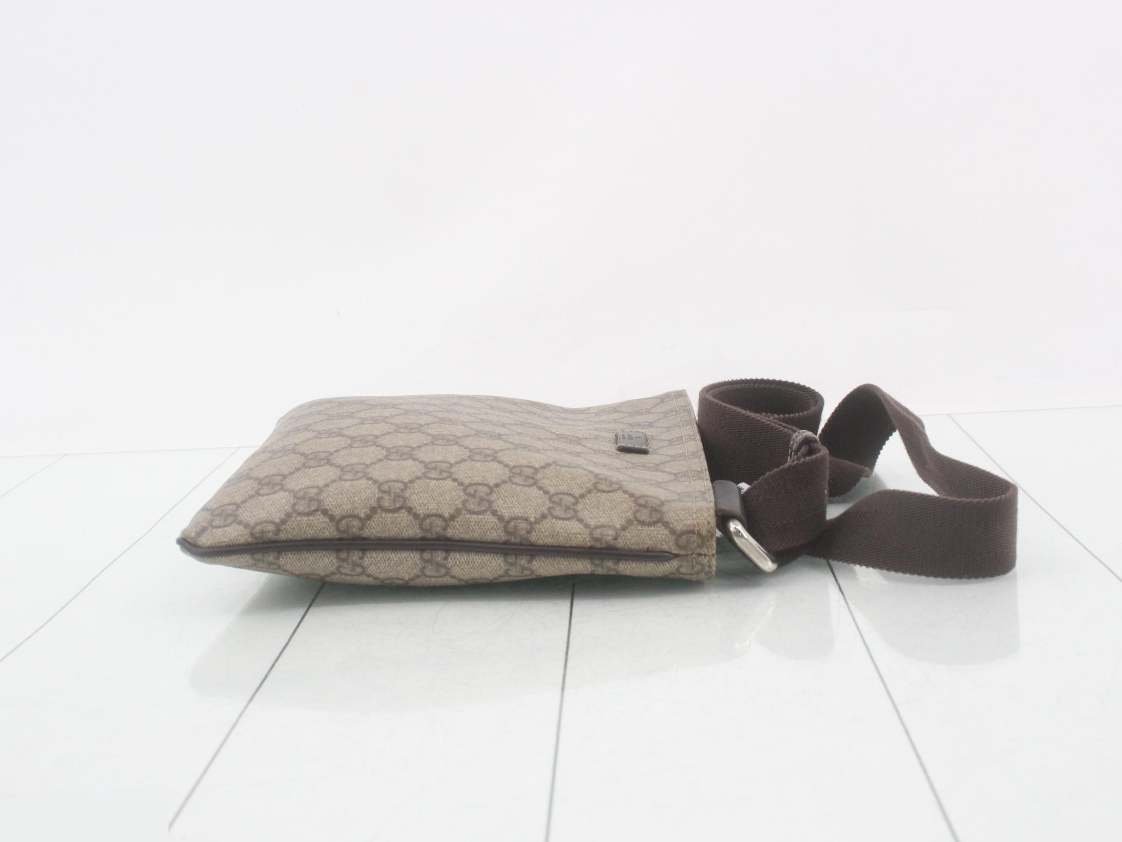 GG Supreme Shoulder Bag — view 3