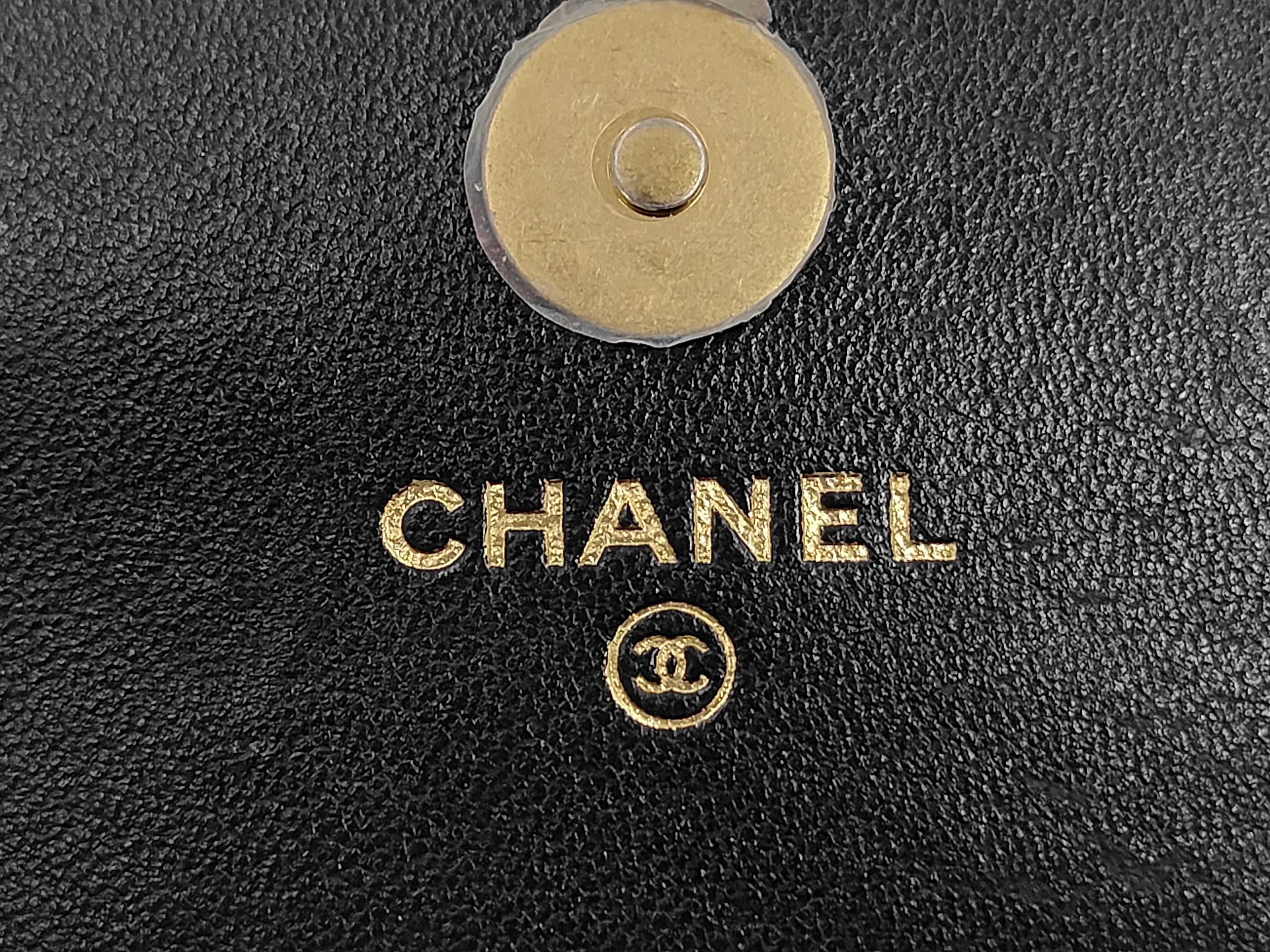 19 Chain Shoulder Bag, Random Serial Number, Black, with Inner Protective Seal. — view 9