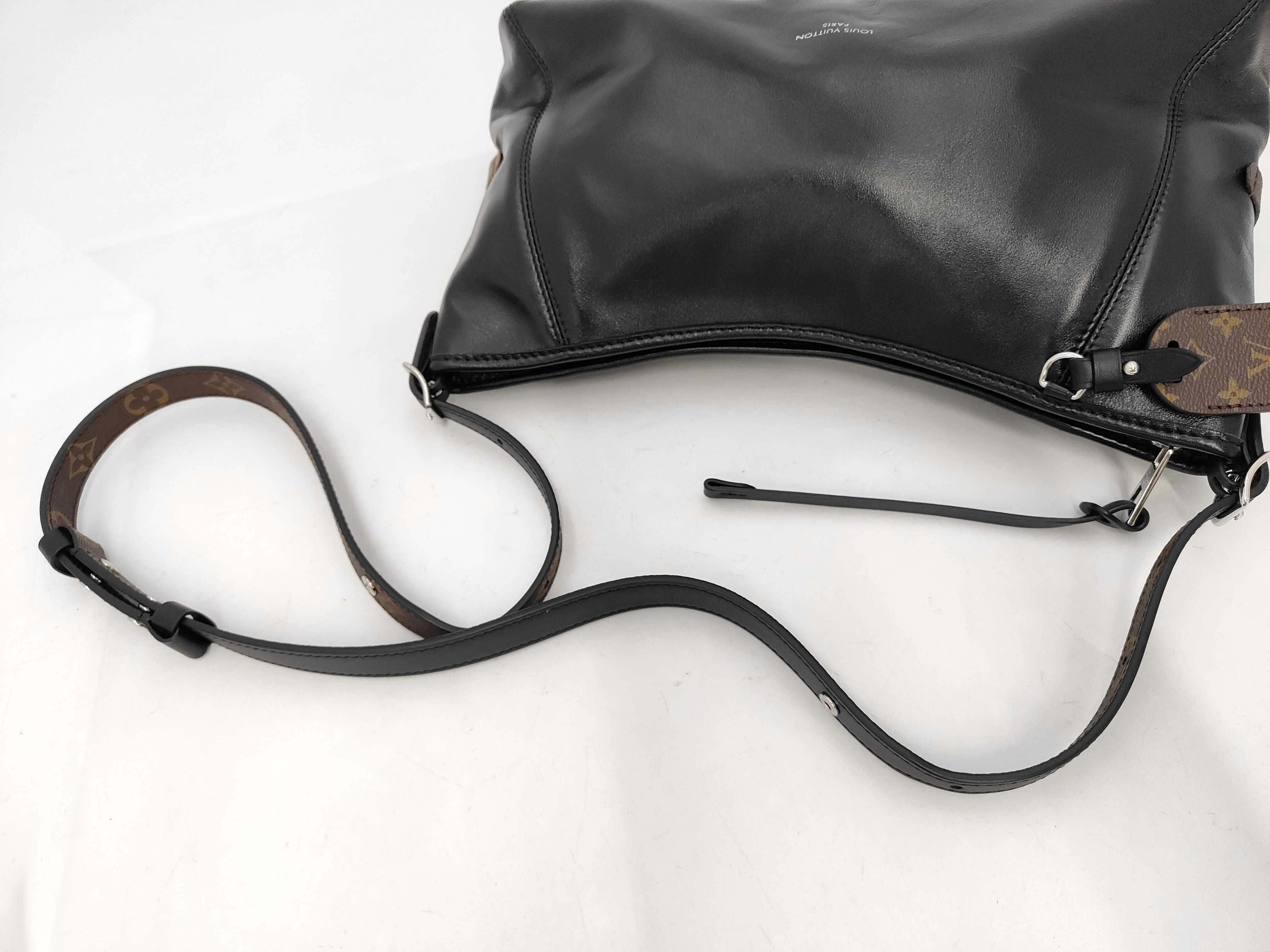 Carryall EW Vibe Lambskin Black M28160 RFID Shoulder Bag — view 4