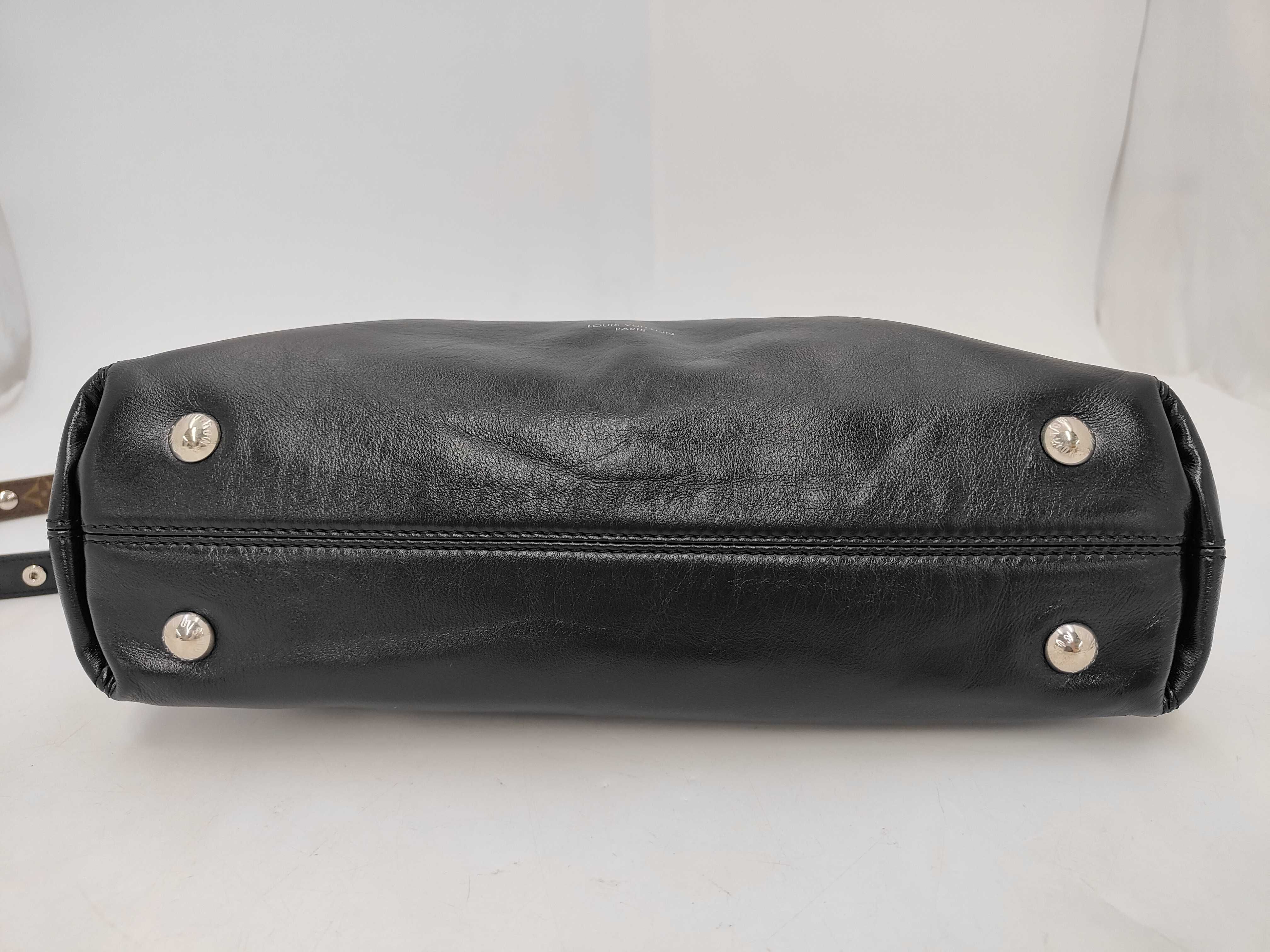 Carryall EW Vibe Lambskin Black M28160 RFID Shoulder Bag — view 7