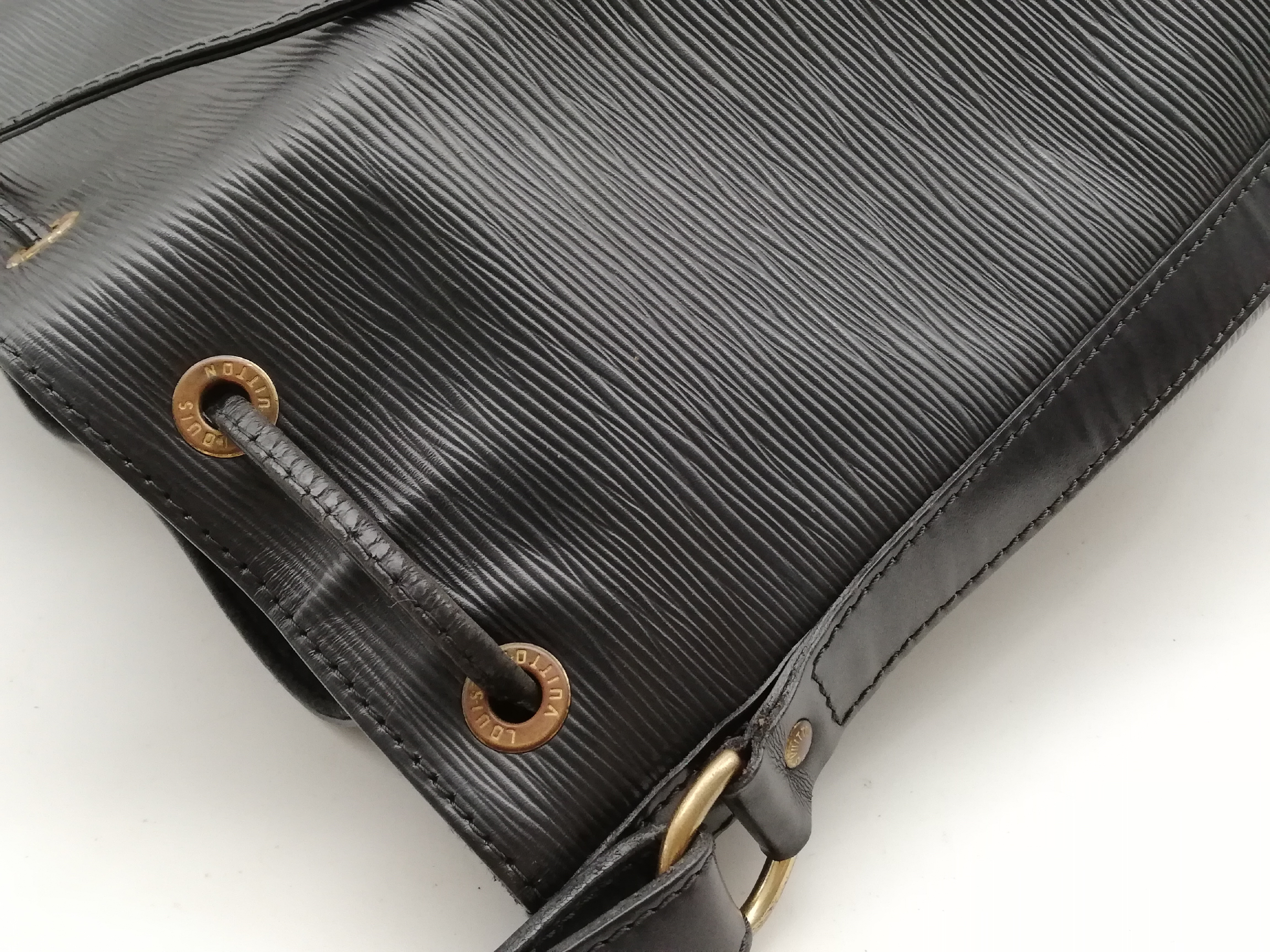 Epi Noe M59002 Noir Shoulder Bag — view 11