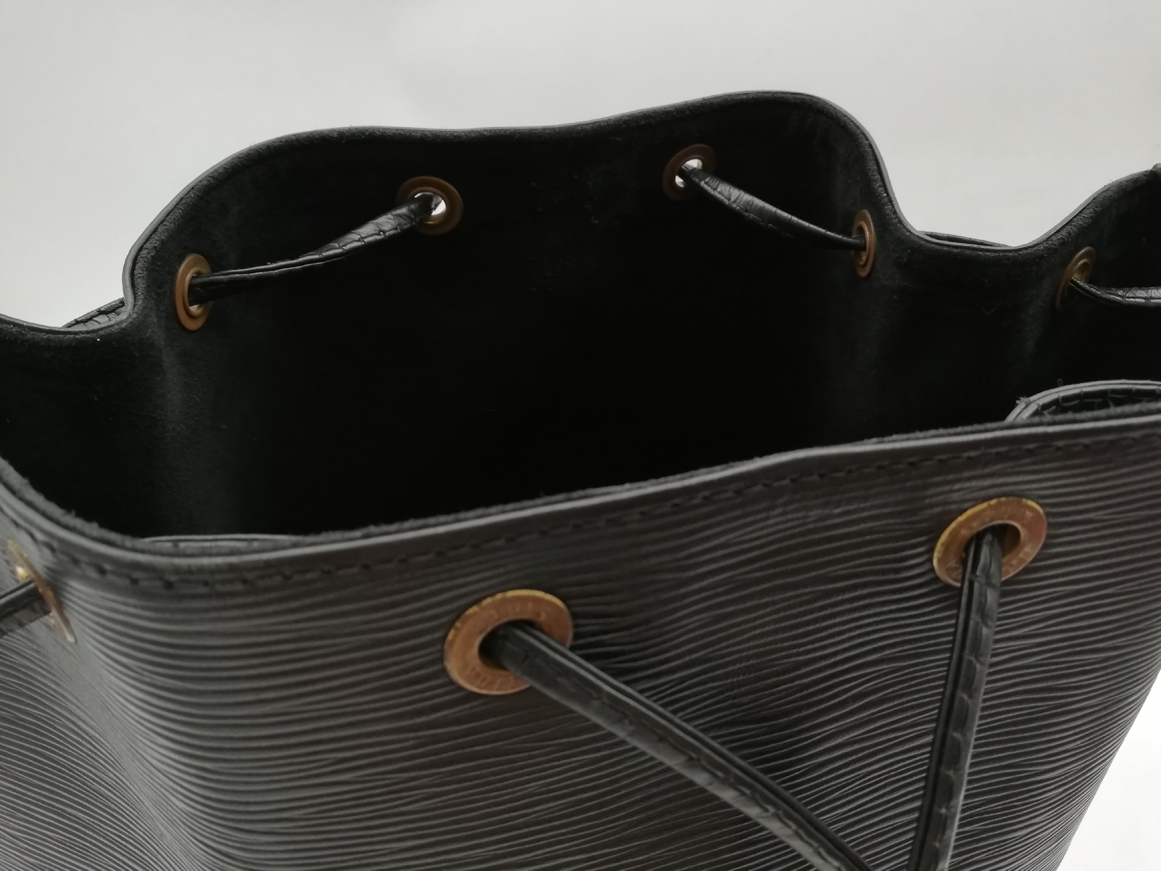 Epi Noe M59002 Noir Shoulder Bag — view 13