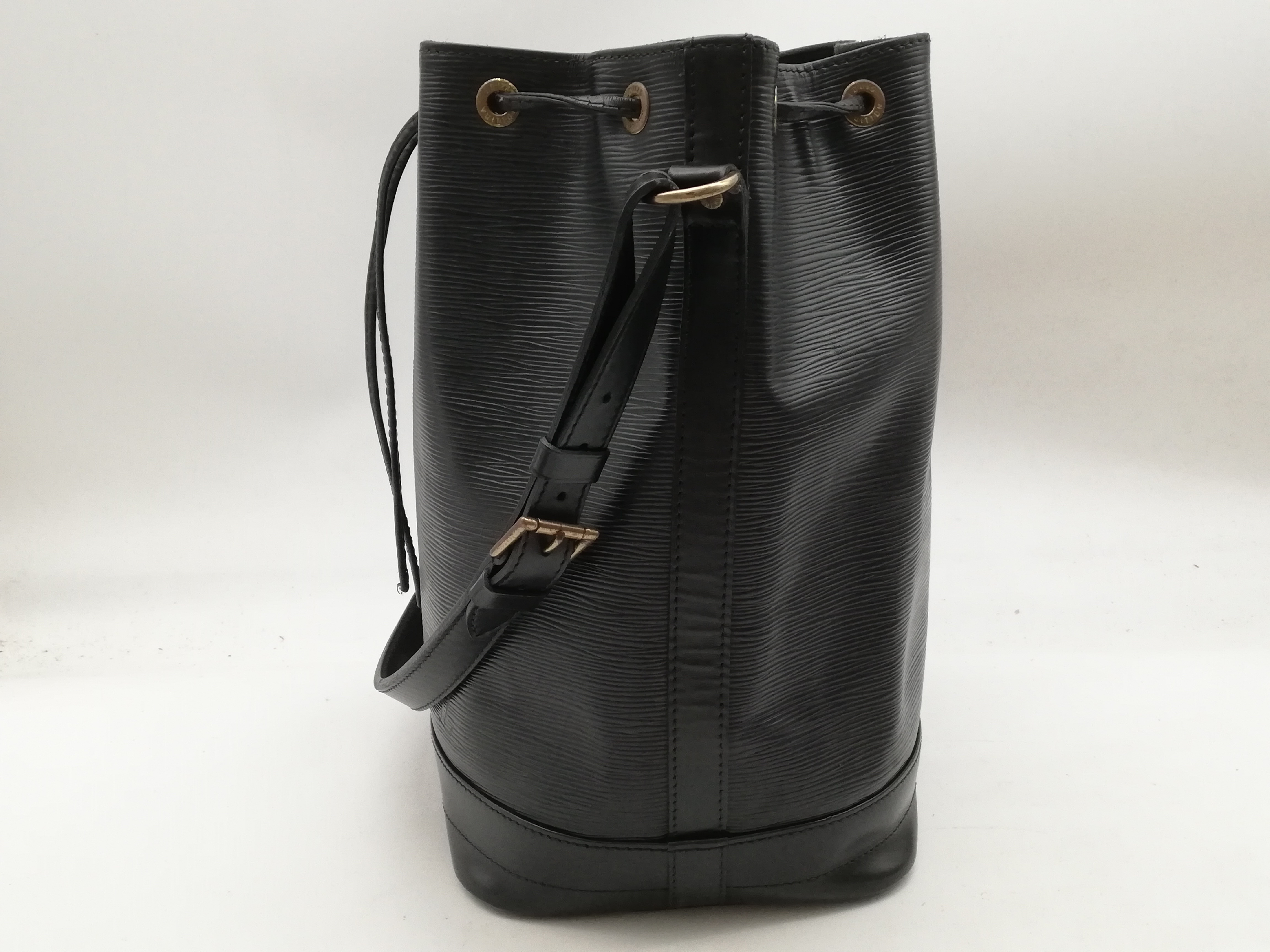 Epi Noe M59002 Noir Shoulder Bag — view 4