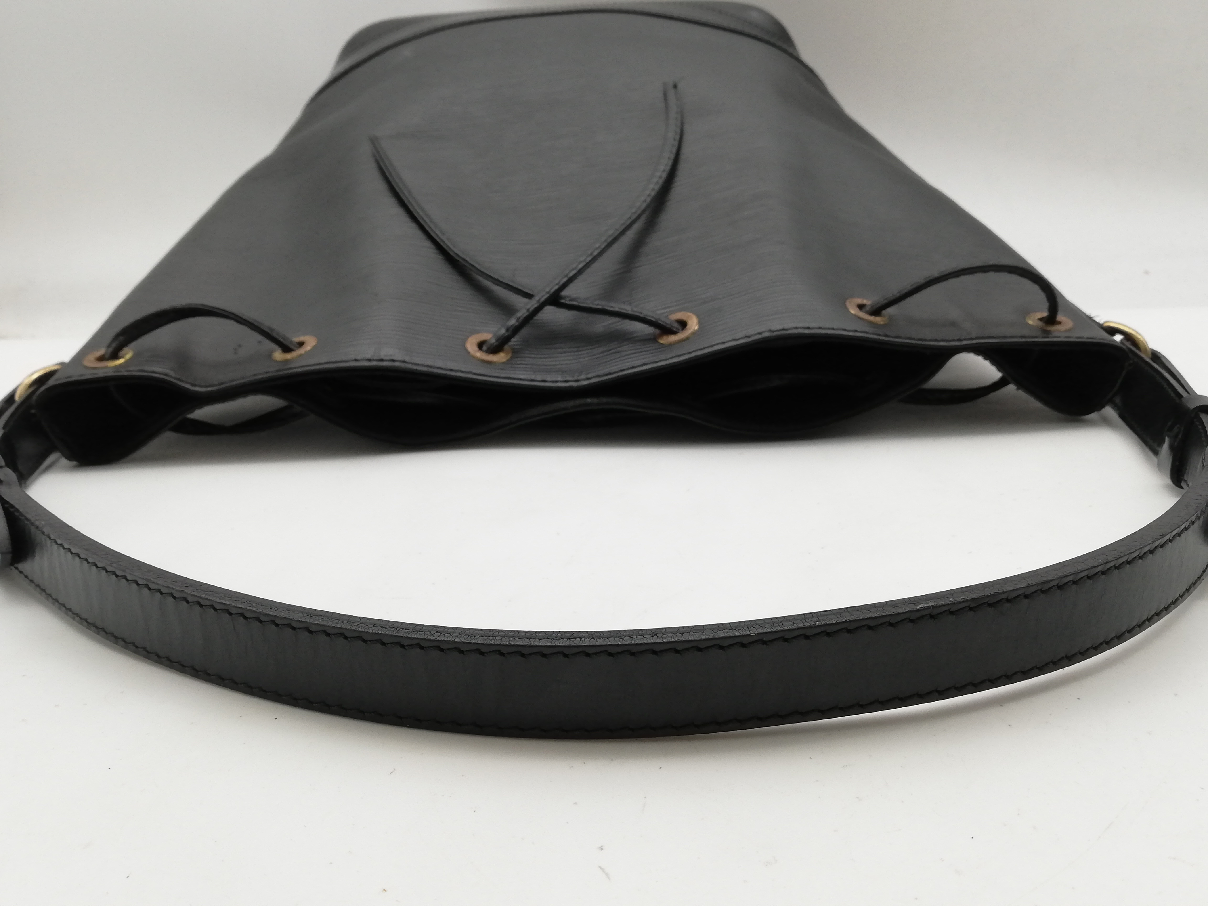 Epi Noe M59002 Noir Shoulder Bag — view 6