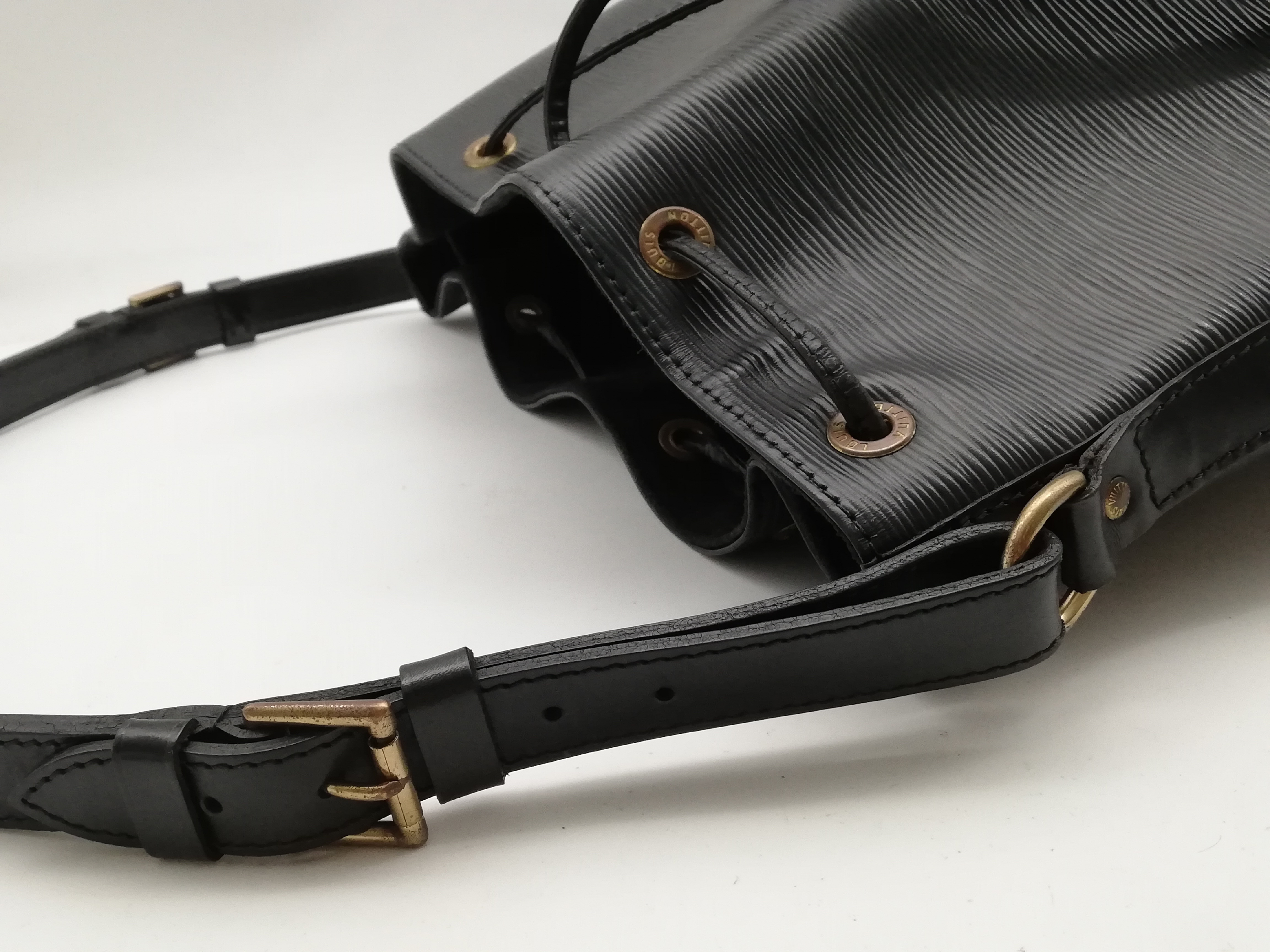 Epi Noe M59002 Noir Shoulder Bag — view 7
