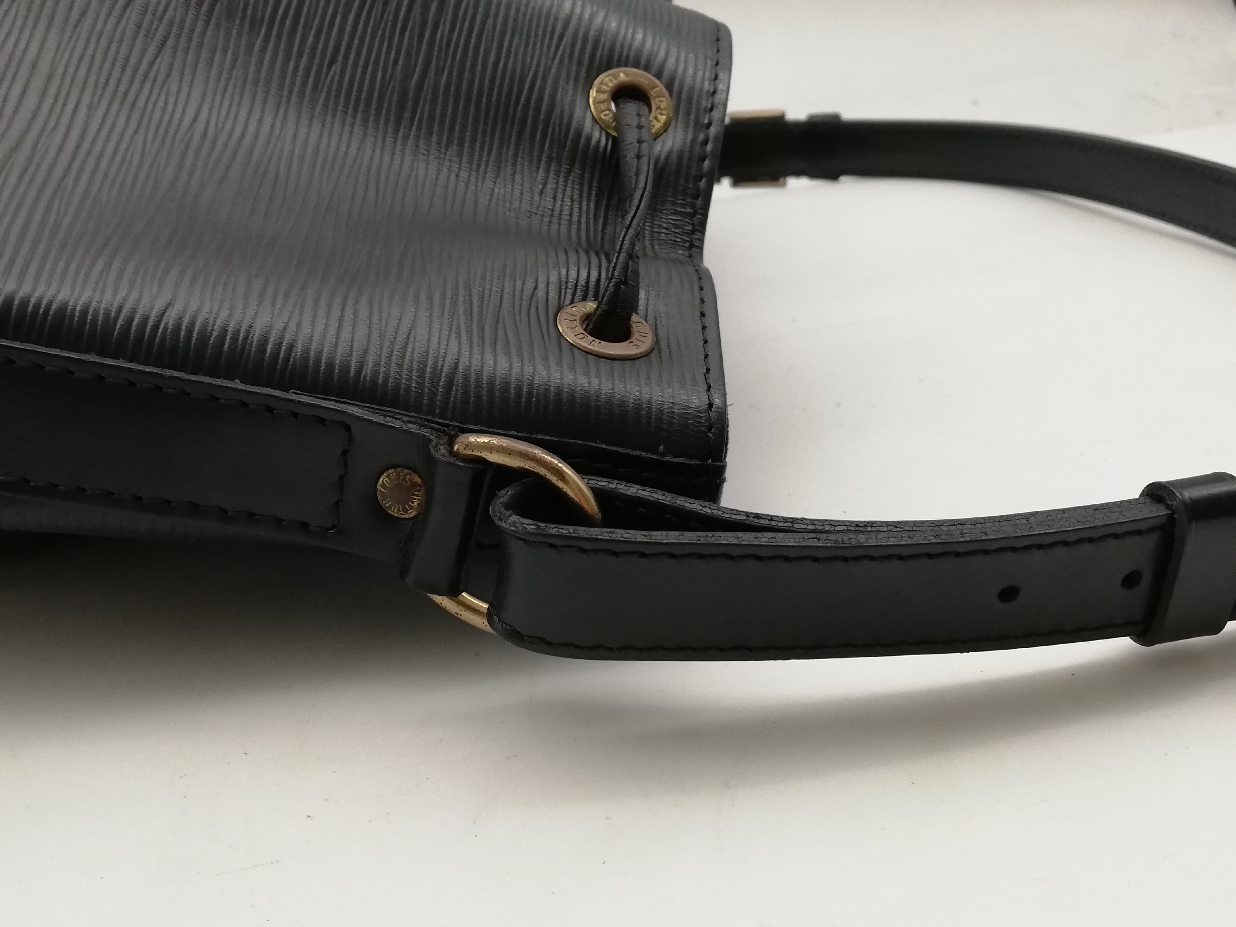 Epi Noe M59002 Noir Shoulder Bag — view 8