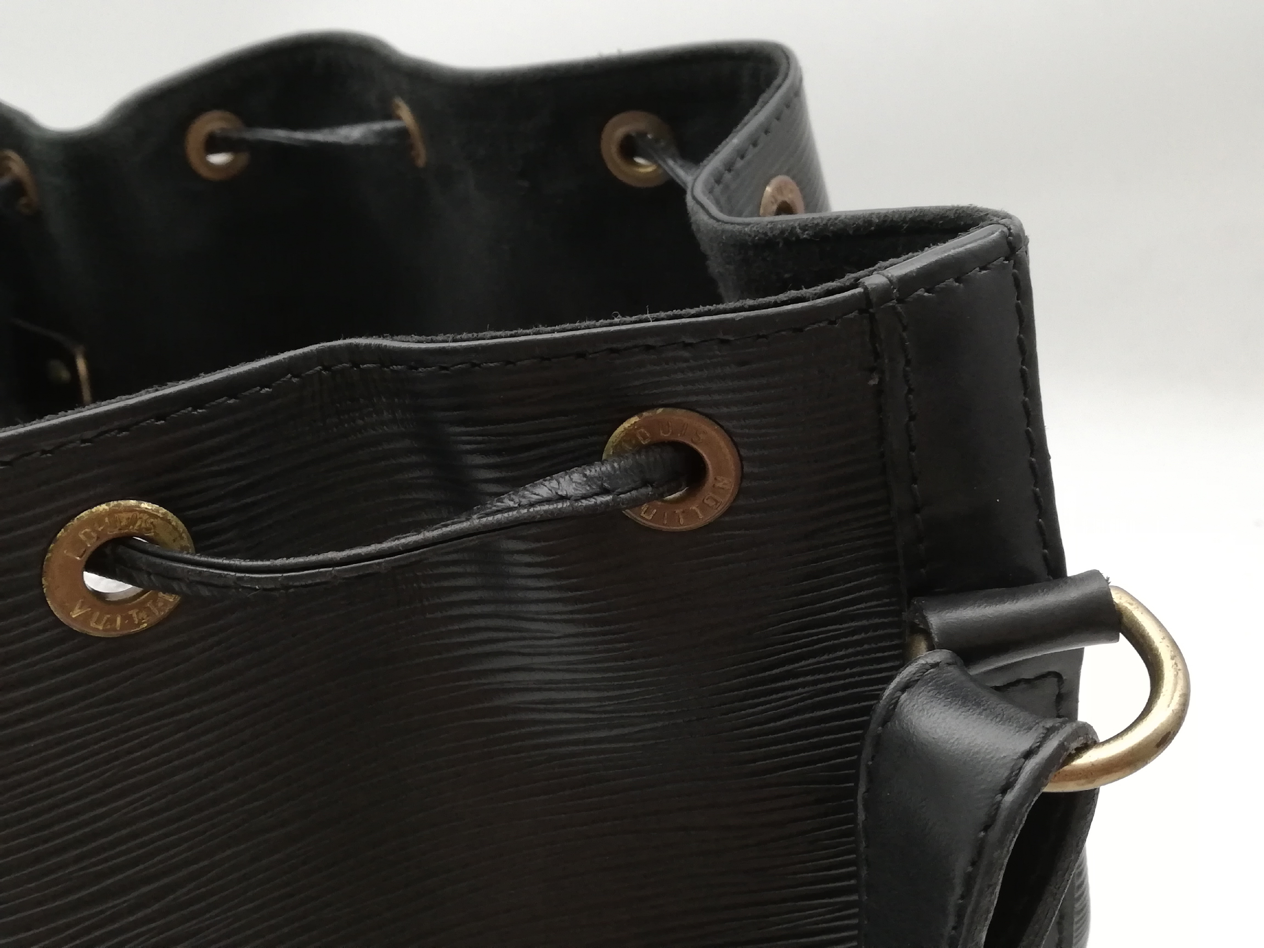 Epi Noe M59002 Noir Shoulder Bag — view 9