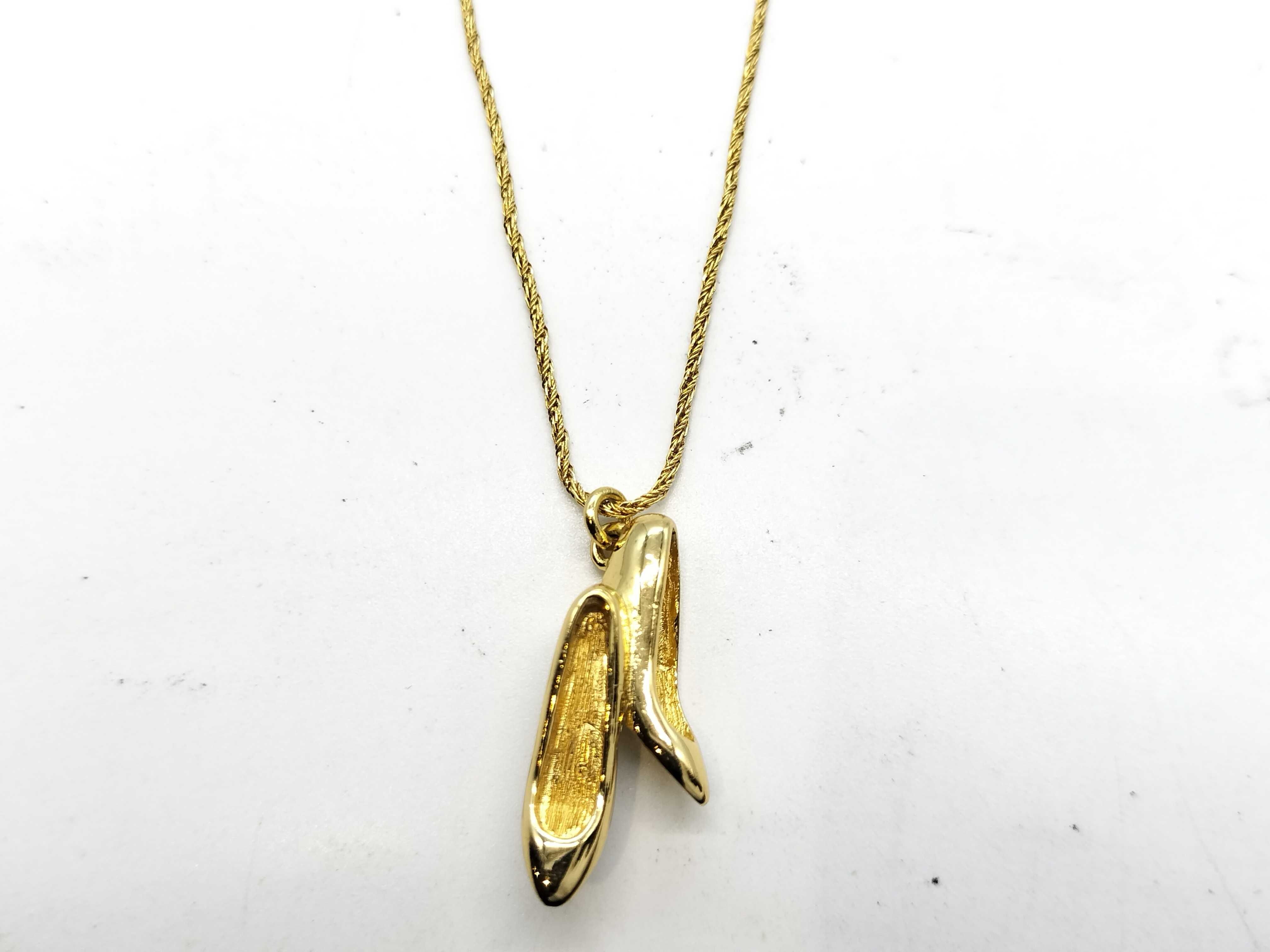 pumps design necklace