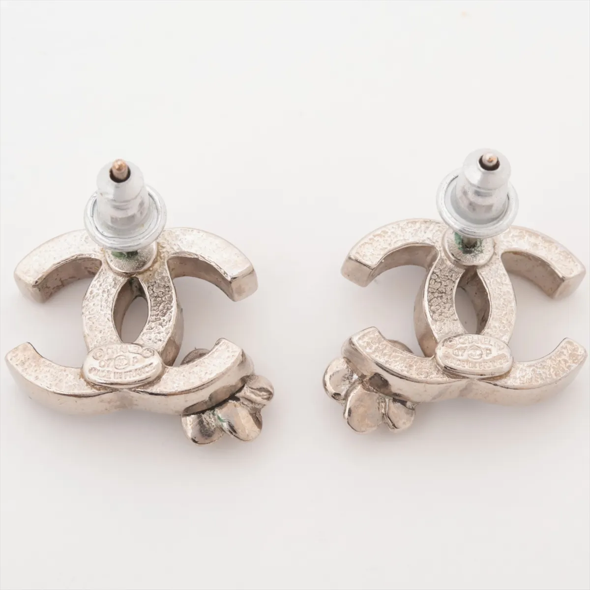 Coco Mark Camellia 07P Earrings (Pair) Metal Silver x Black. — view 2