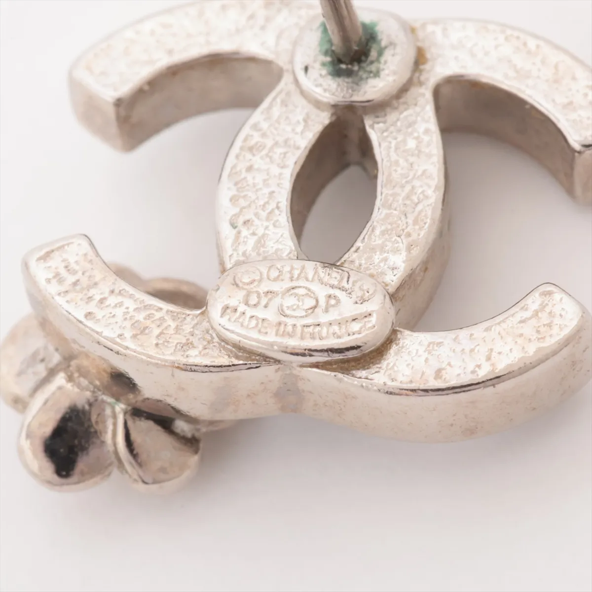 Coco Mark Camellia 07P Earrings (Pair) Metal Silver x Black. — view 5