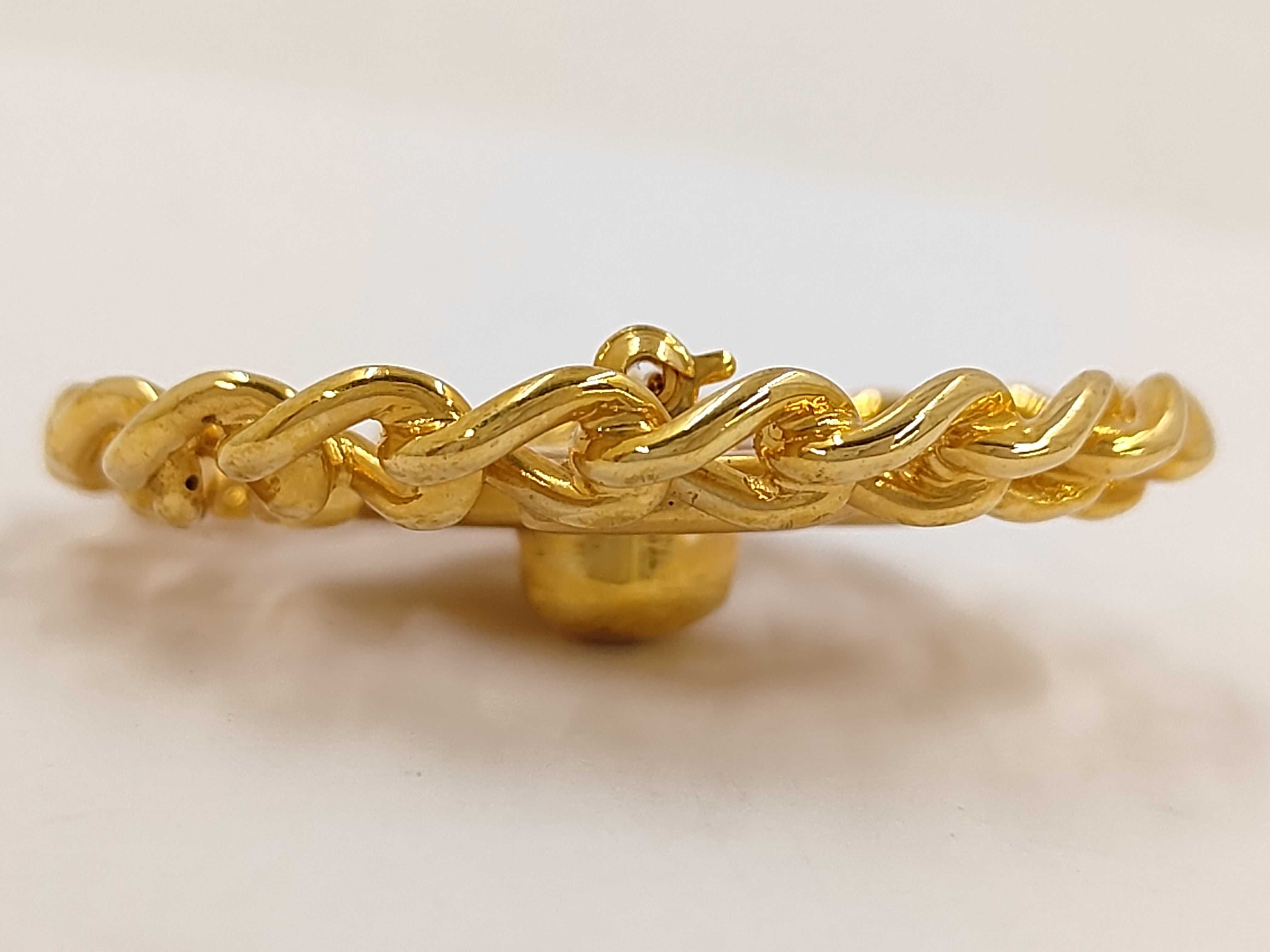 Turnlock Circle Chain Gold Brooch — view 3