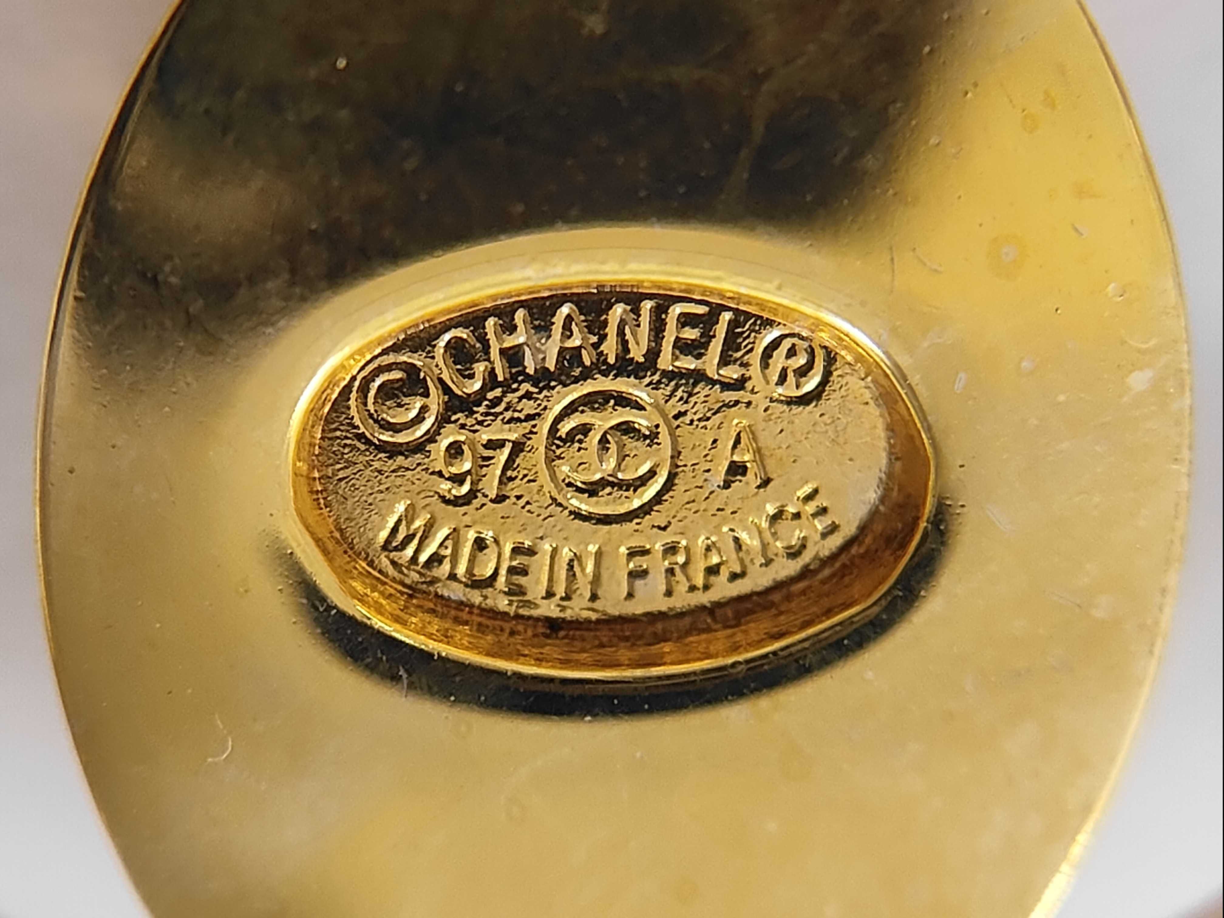 Turnlock Circle Chain Gold Brooch — view 5