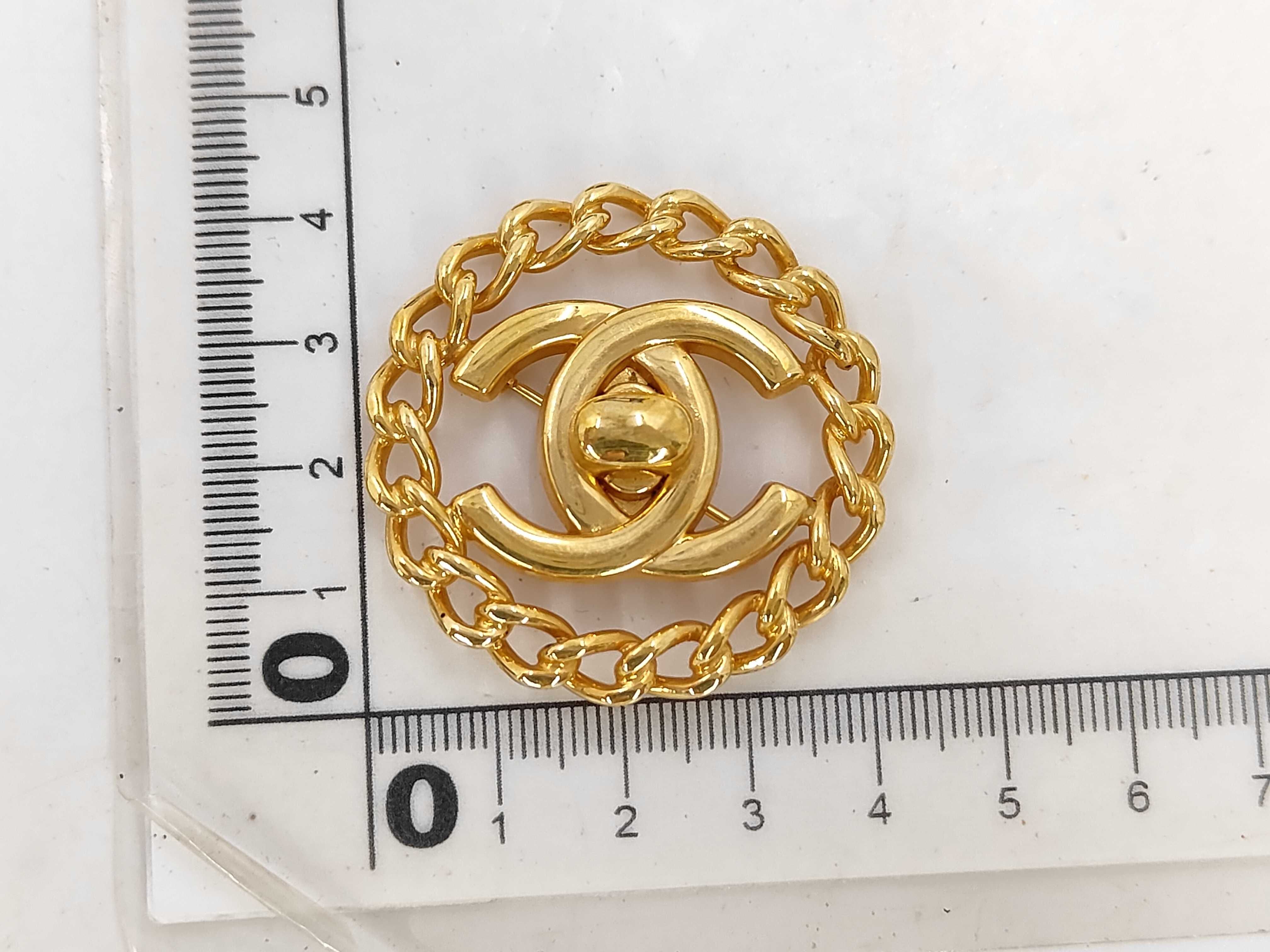 Turnlock Circle Chain Gold Brooch — view 6