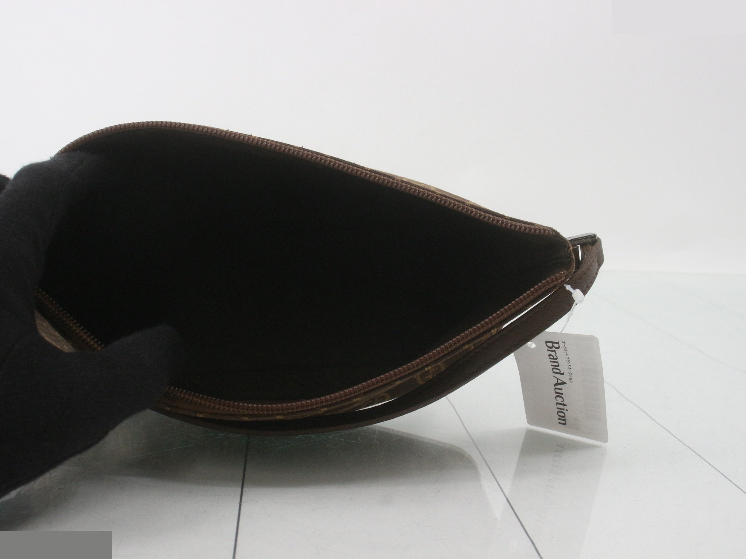 GG Canvas Logo Plate Accessory Pouch — view 4