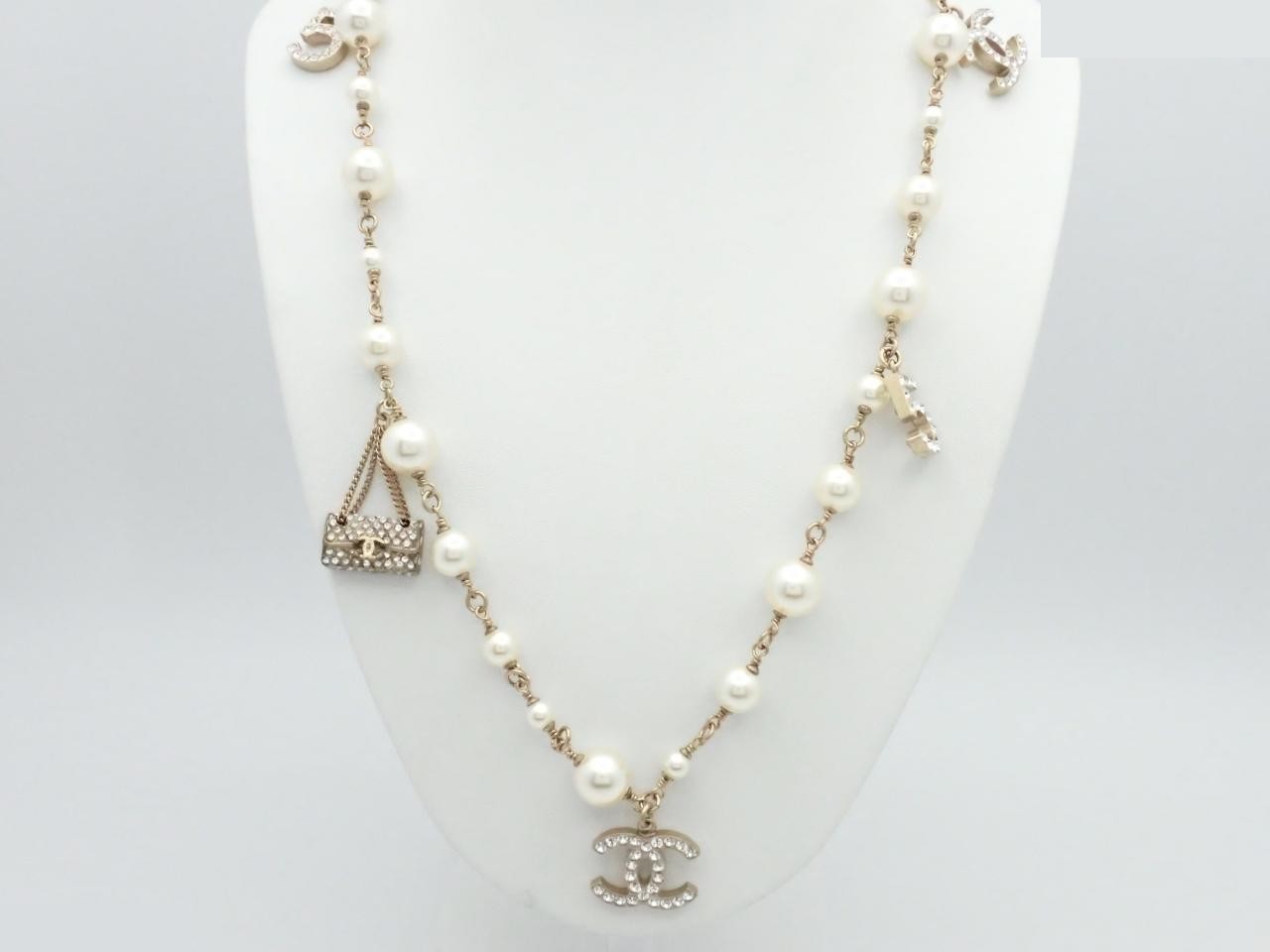 Long pearl necklace with Coco Mark design, matelassé style, approximately 90cm in length.