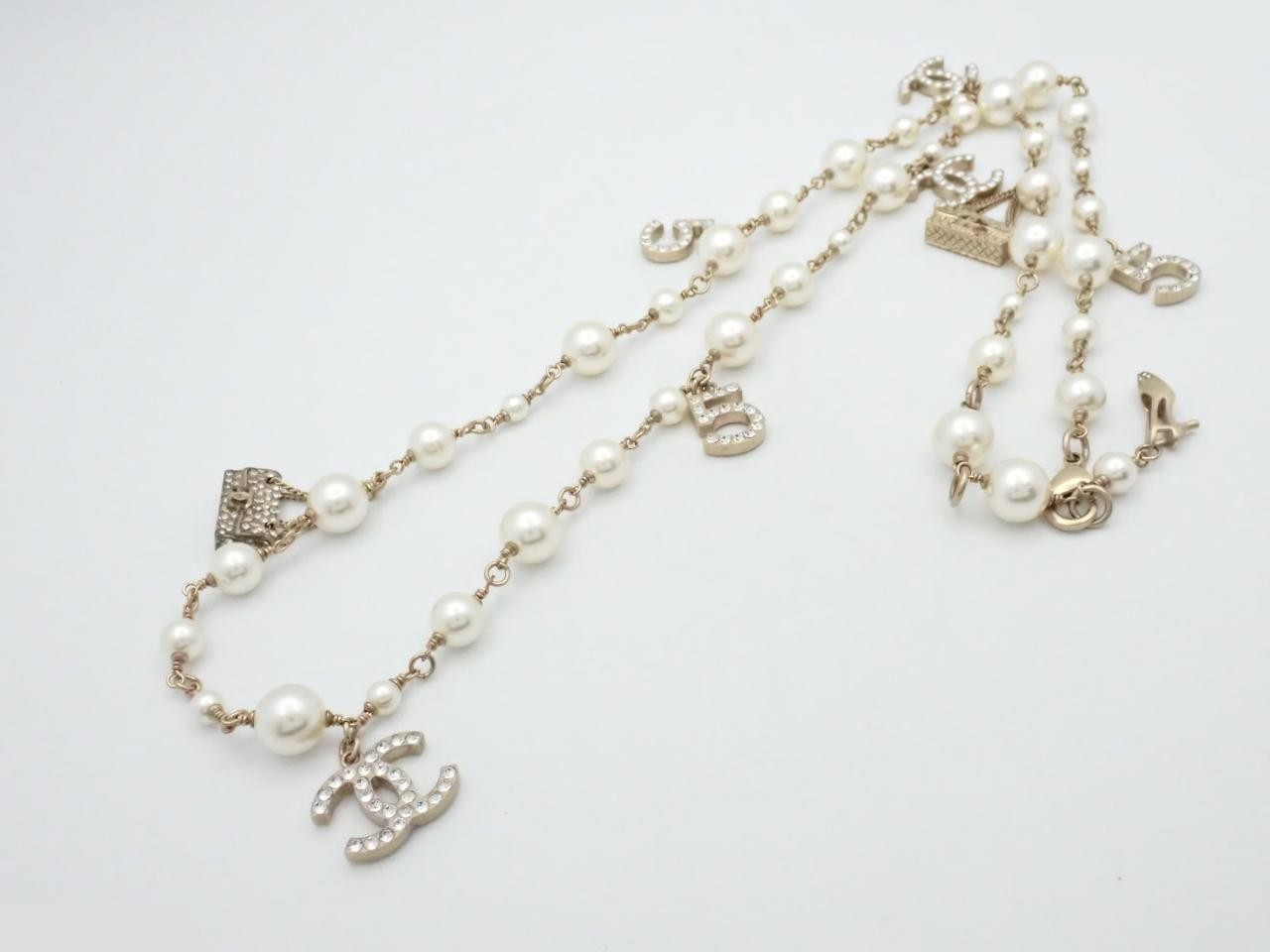 Long pearl necklace with Coco Mark design, matelassé style, approximately 90cm in length. — view 3