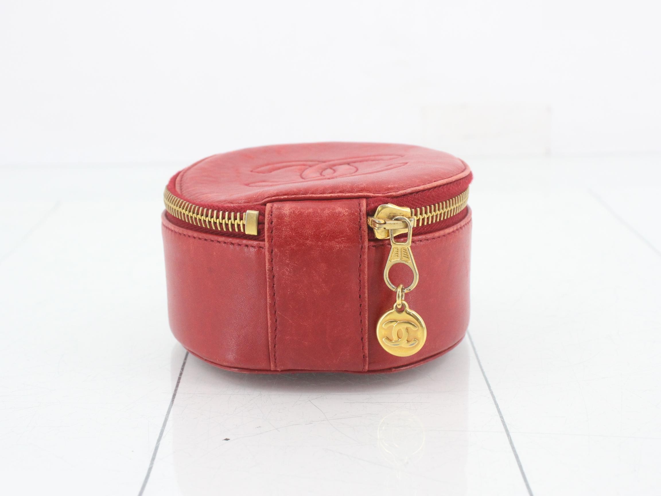 Vintage jewelry case, red, with sticker. — view 2