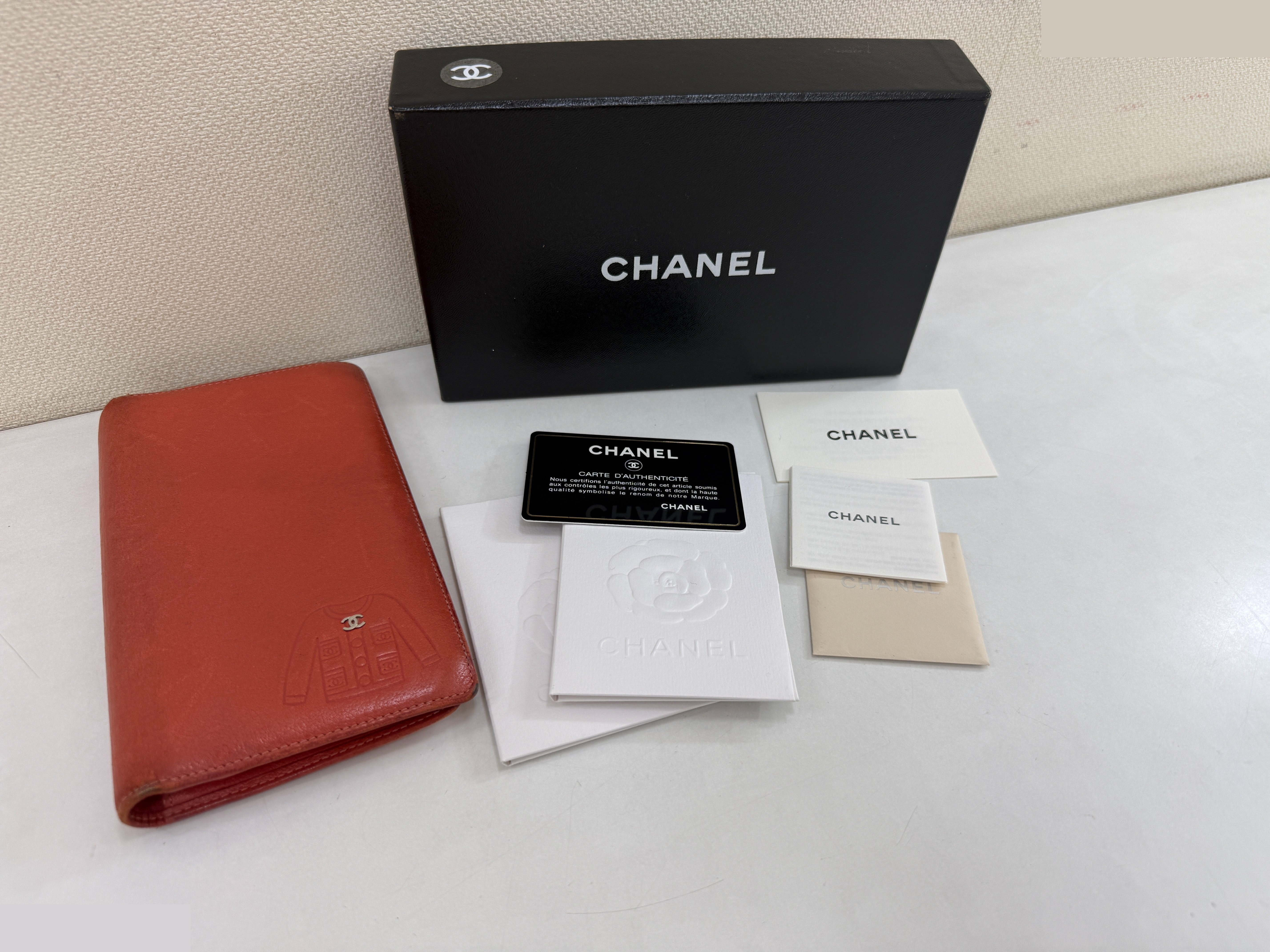 Bi-fold long wallet, Coco Mark & jacket motif, serial number 13. — view 11