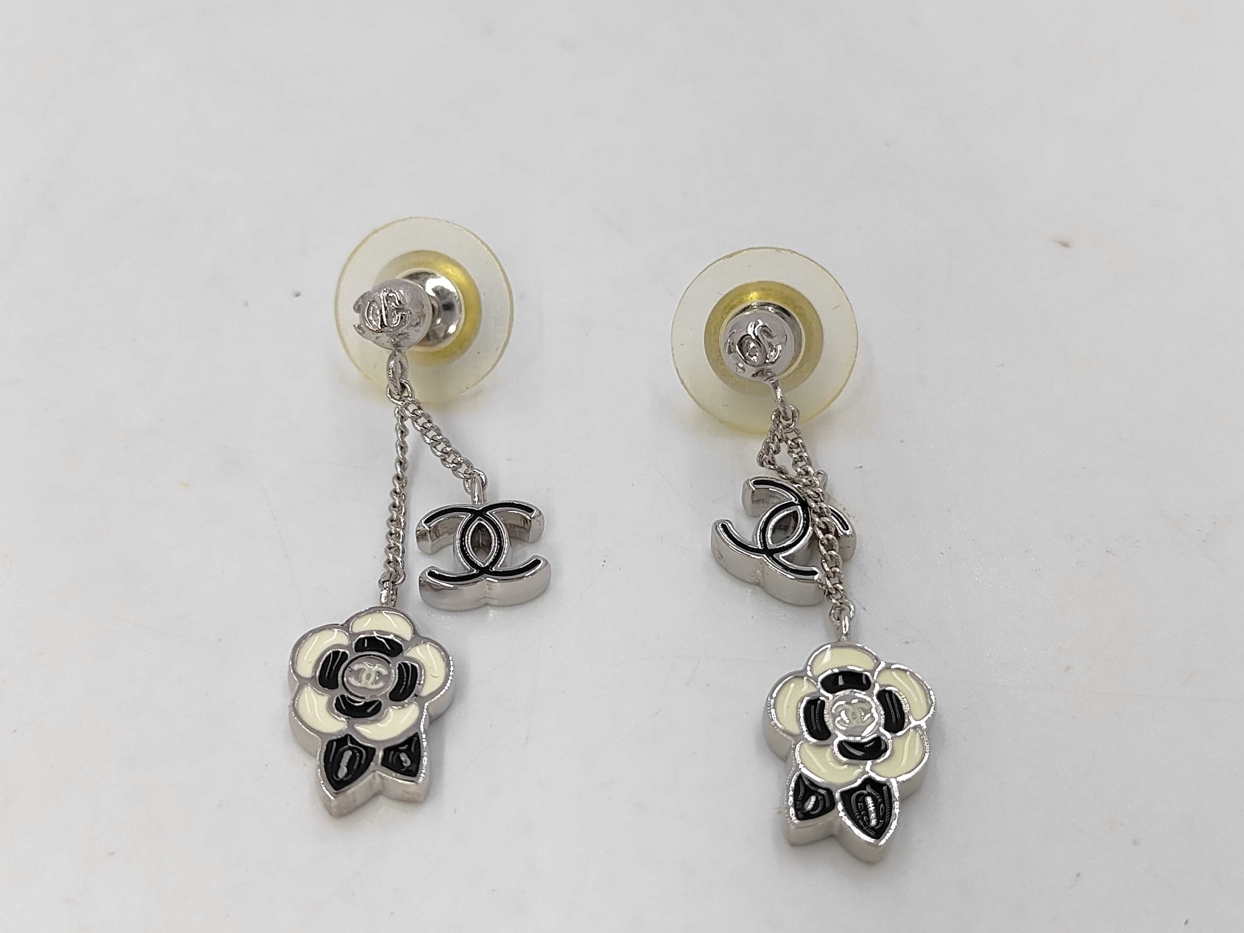 05P Coco Mark Camellia Earrings Black White Earrings