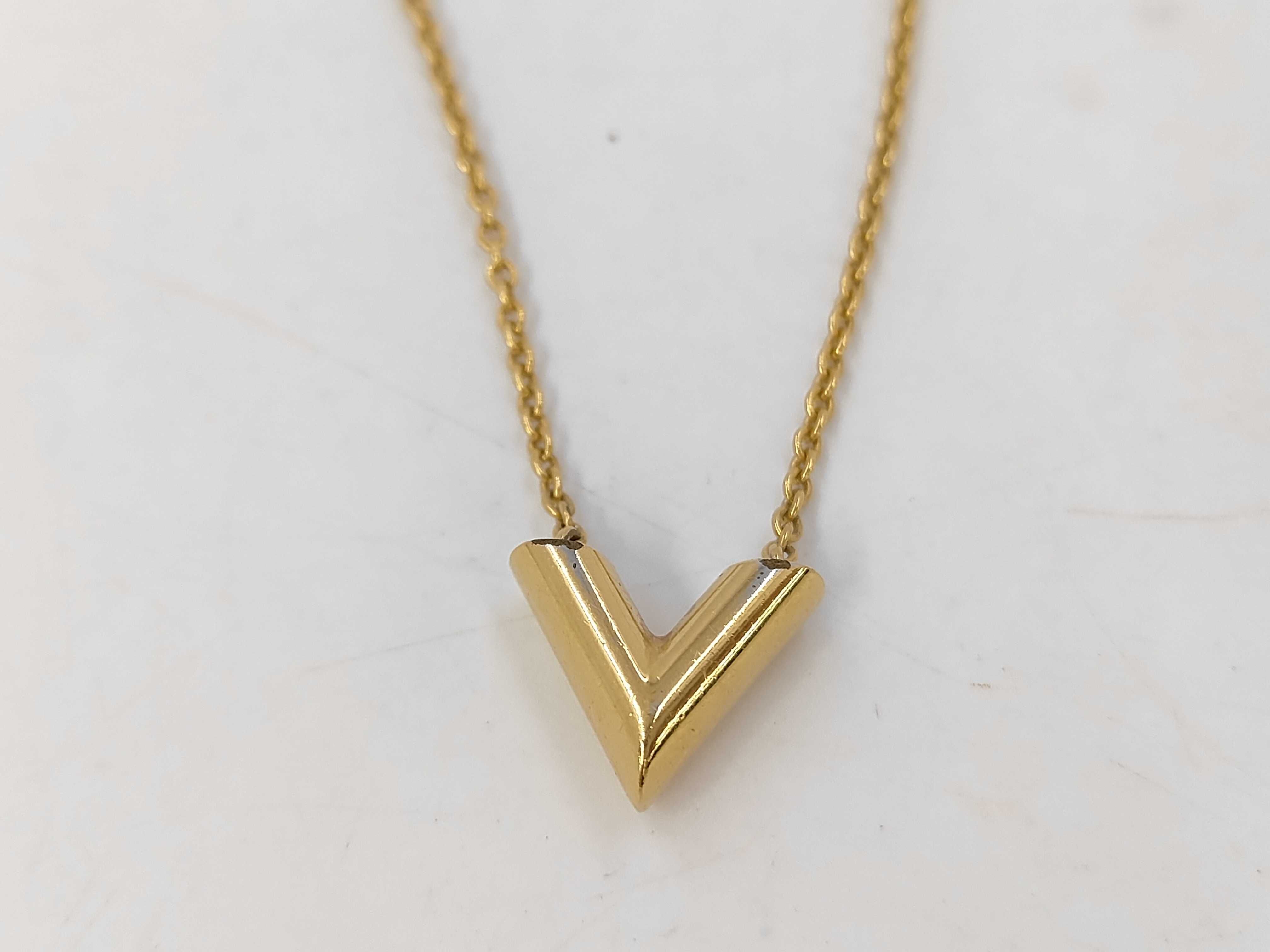 LV Essential V Necklace Gold Necklace — view 2