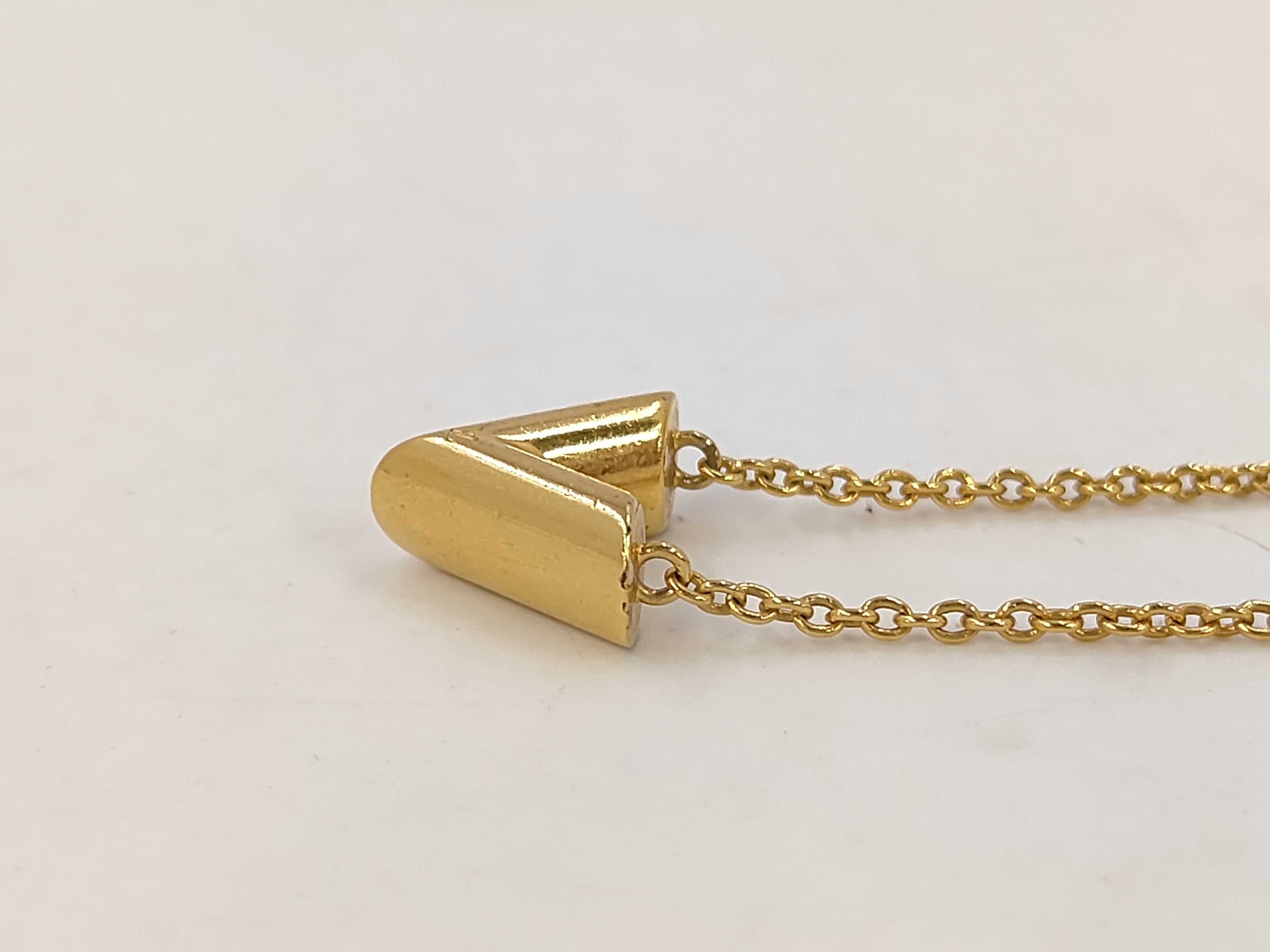 LV Essential V Necklace Gold Necklace — view 3