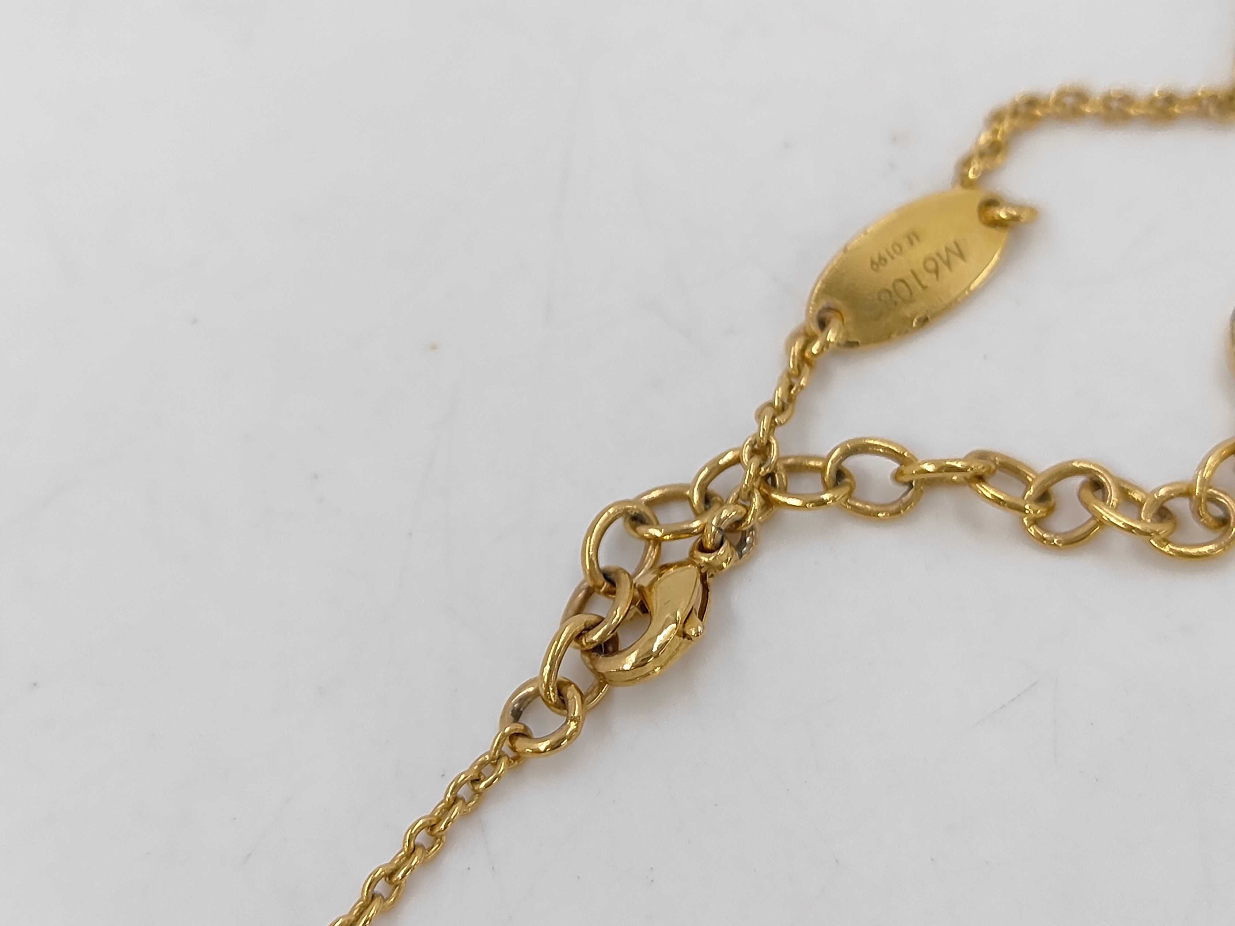 LV Essential V Necklace Gold Necklace — view 4