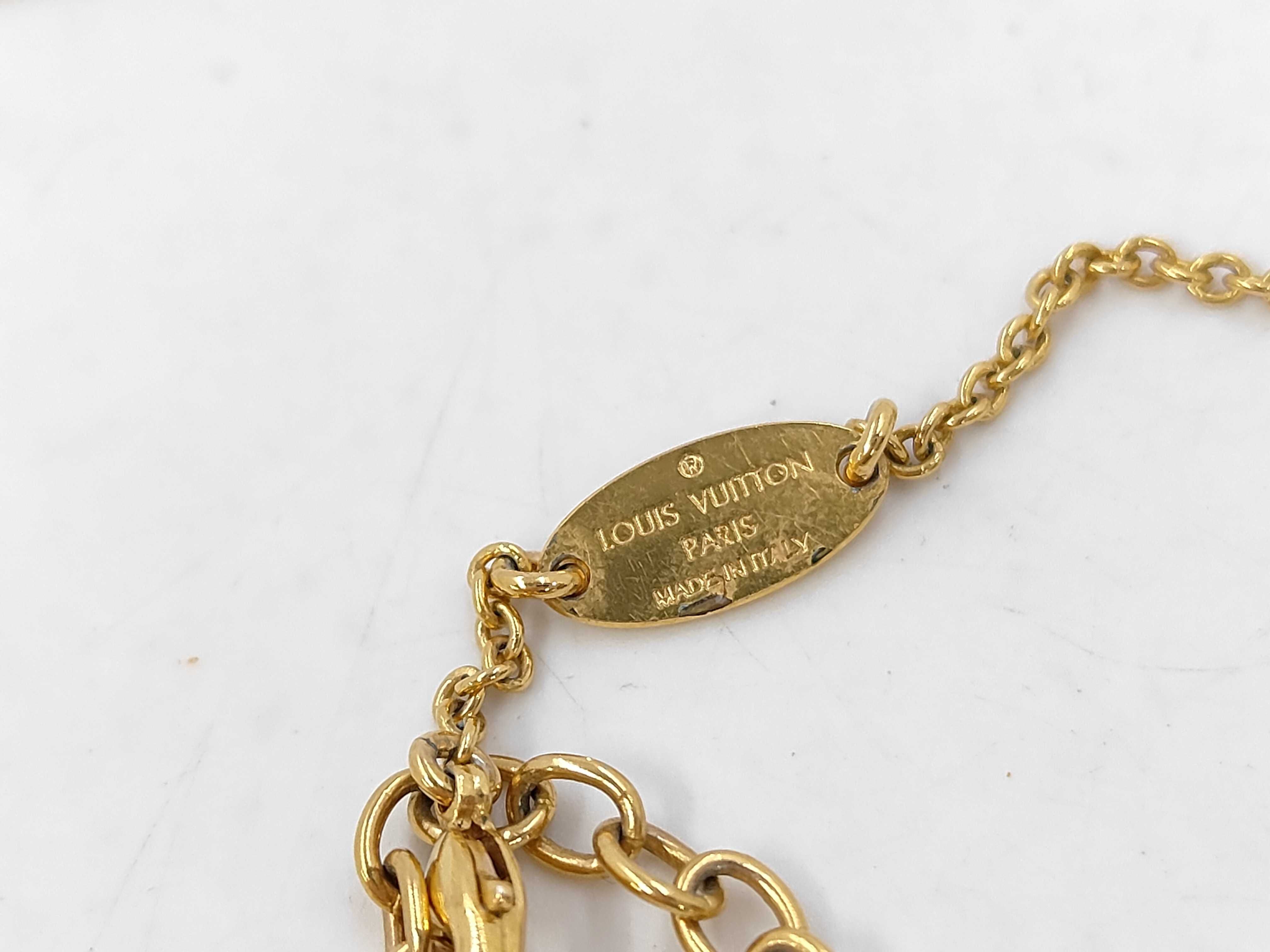 LV Essential V Necklace Gold Necklace — view 5