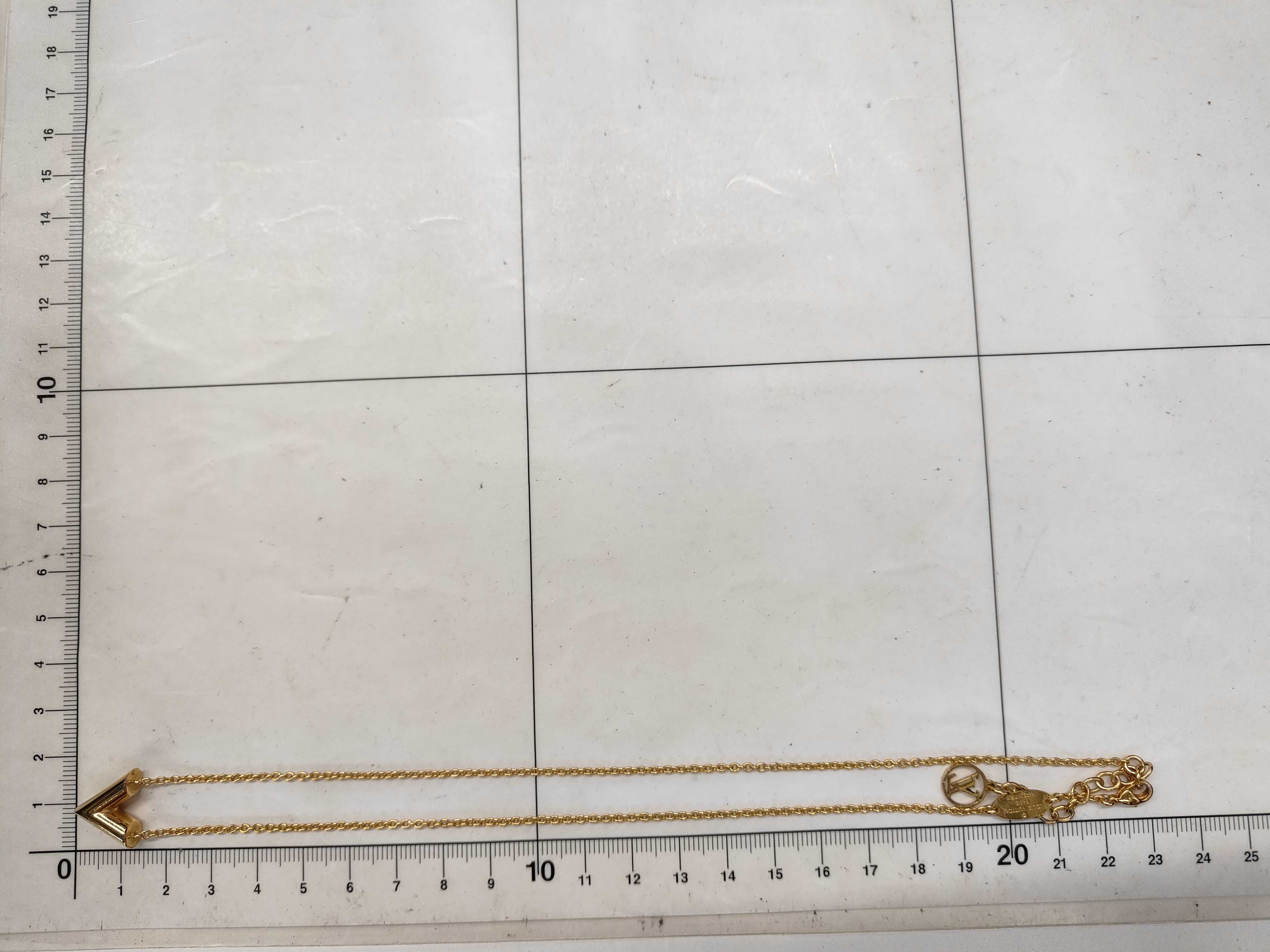 LV Essential V Necklace Gold Necklace — view 6