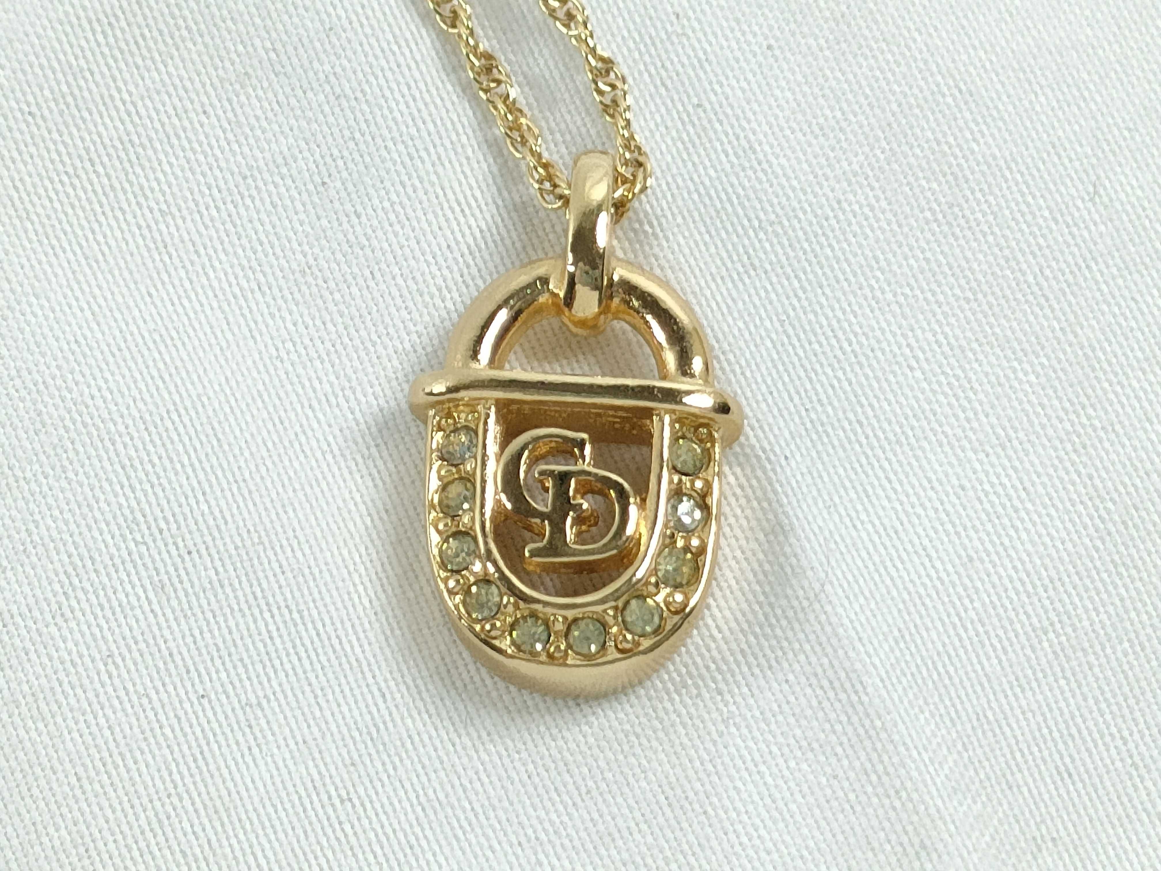 necklace, no missing stones.