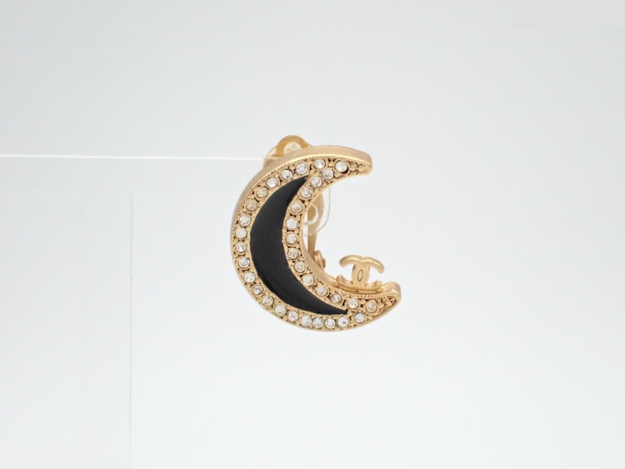 earring, one side, moon design