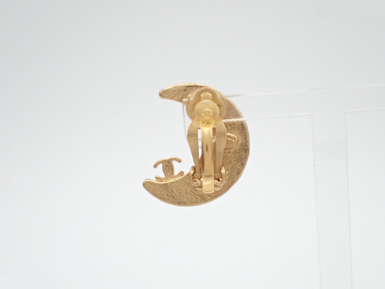 earring, one side, moon design — view 2