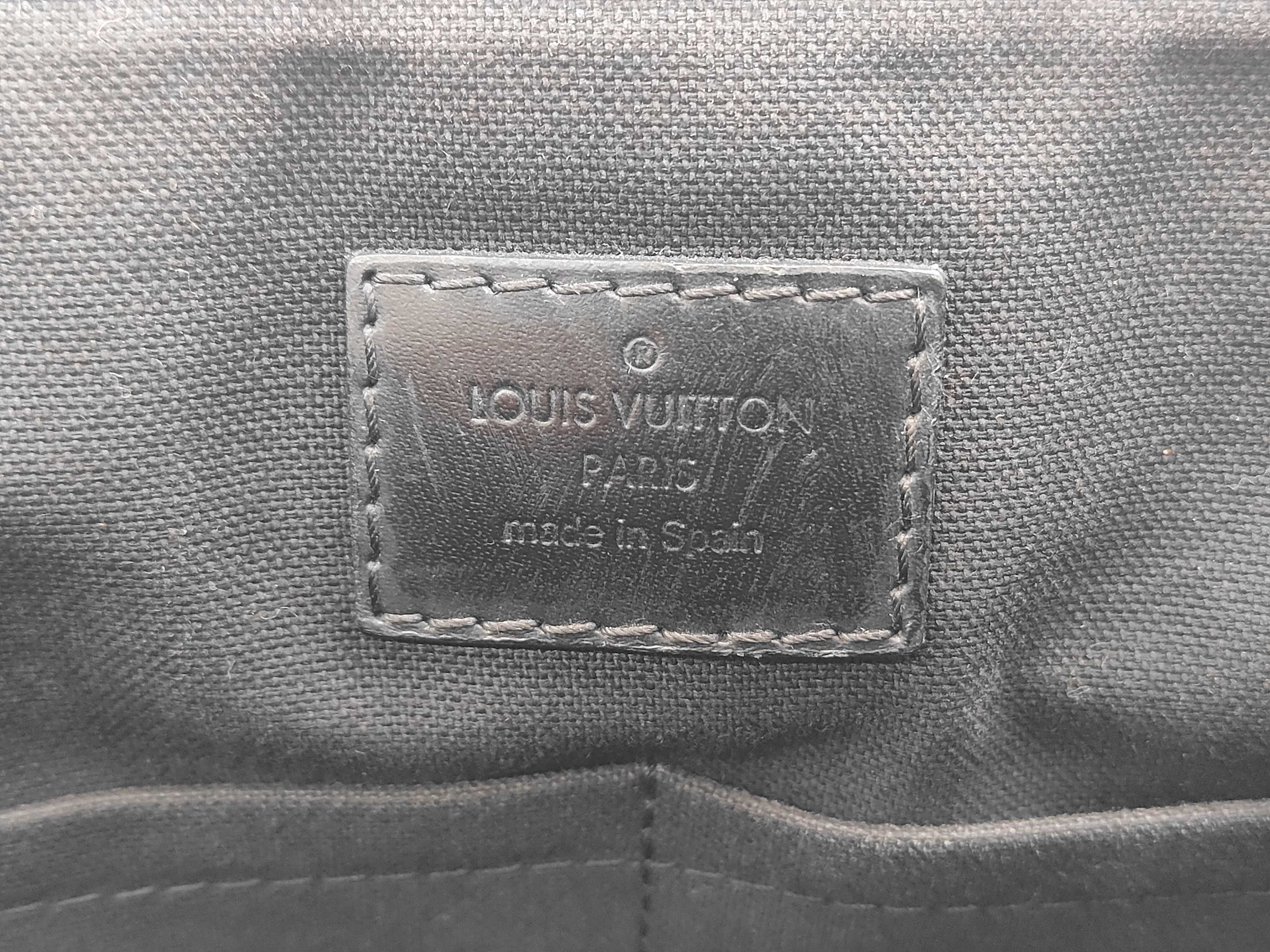 Damier Graphite District MM Damier Graphite Shoulder Messenger Bag — view 10
