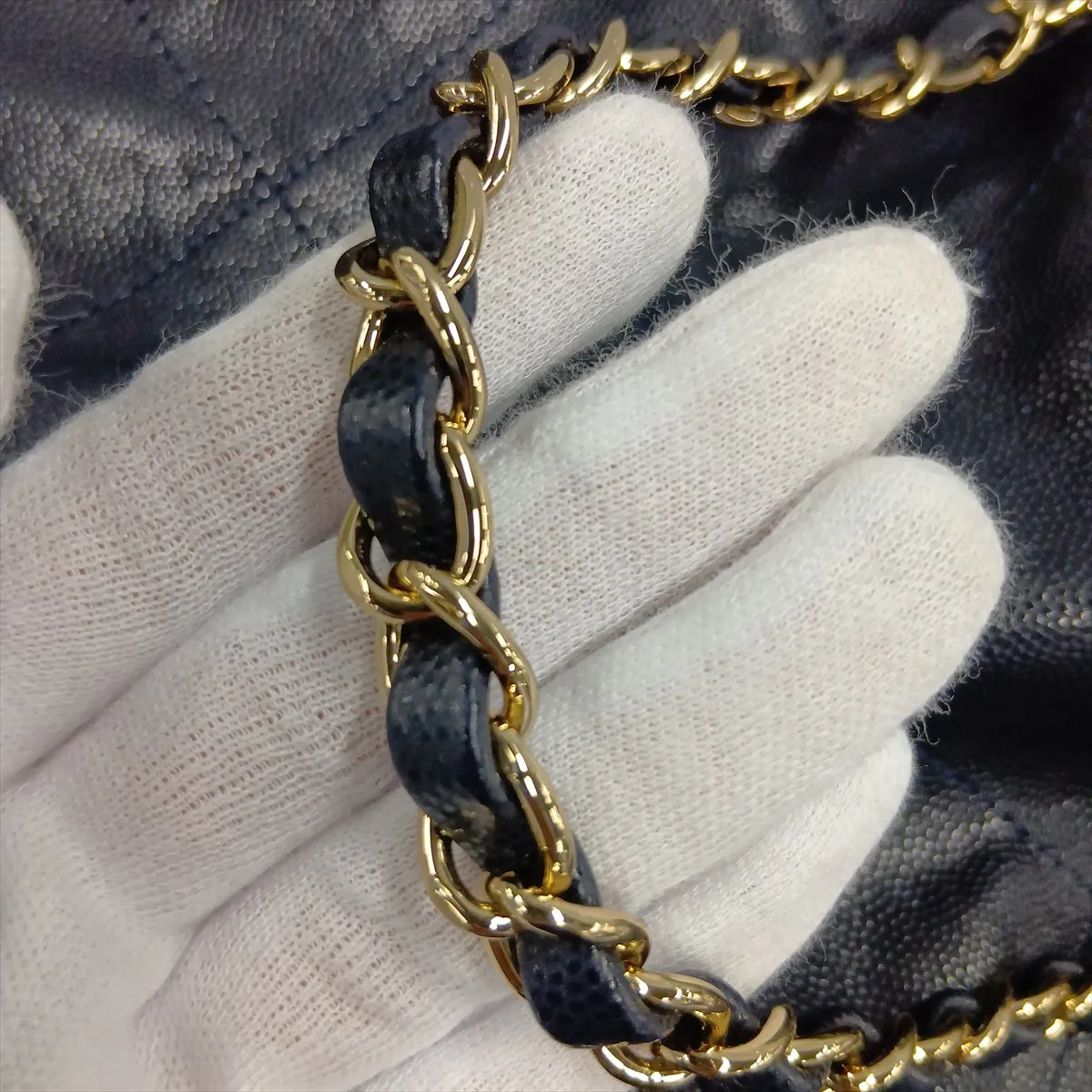 22 Backpack Caviar Skin Chain Backpack Navy Gold Hardware G0TPLGU9 Random Plate — view 15