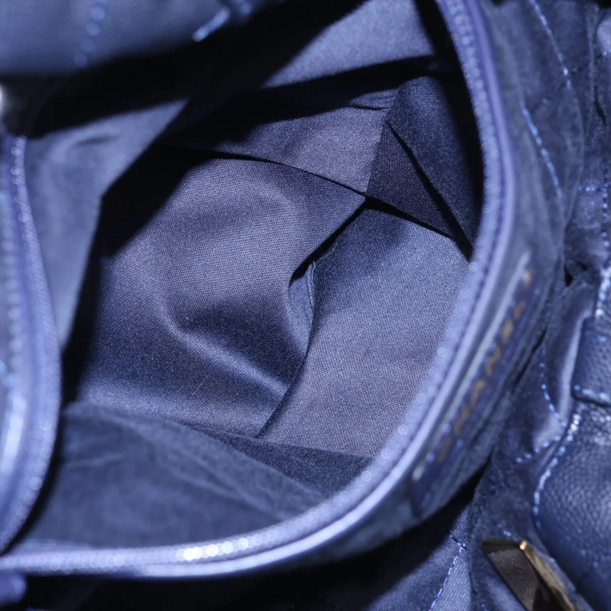 22 Backpack Caviar Skin Chain Backpack Navy Gold Hardware G0TPLGU9 Random Plate — view 9