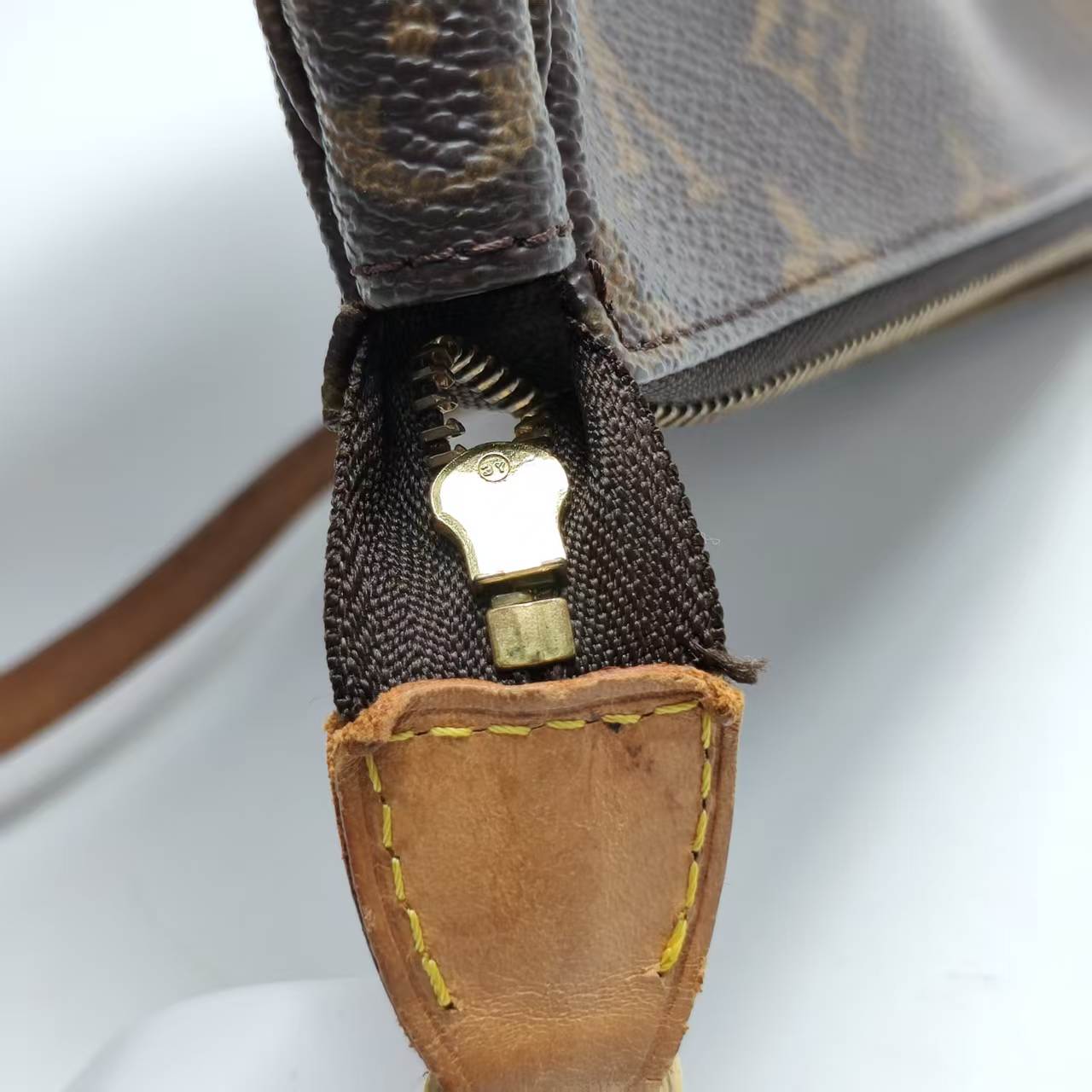 【*Shipped from: China*】LOUIS VUITTON Pochette Accessoires PU Handbag — view 9