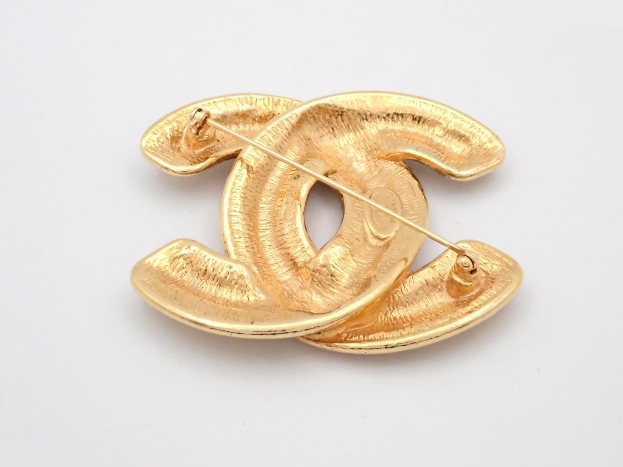 brooch — view 2