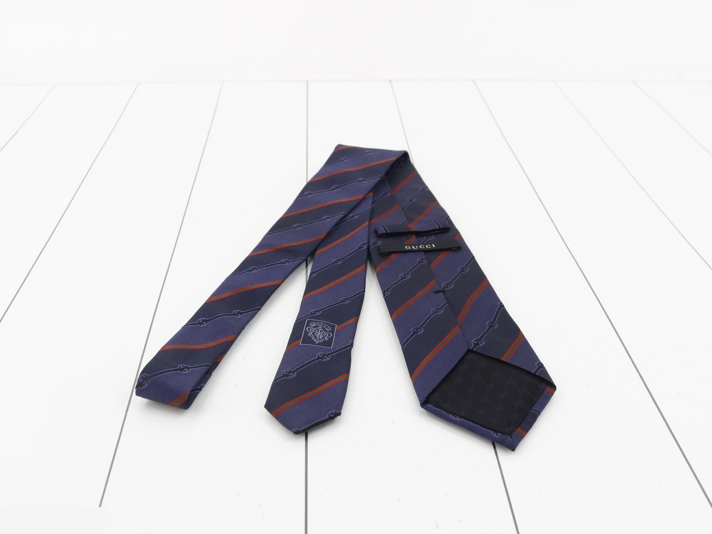tie — view 2