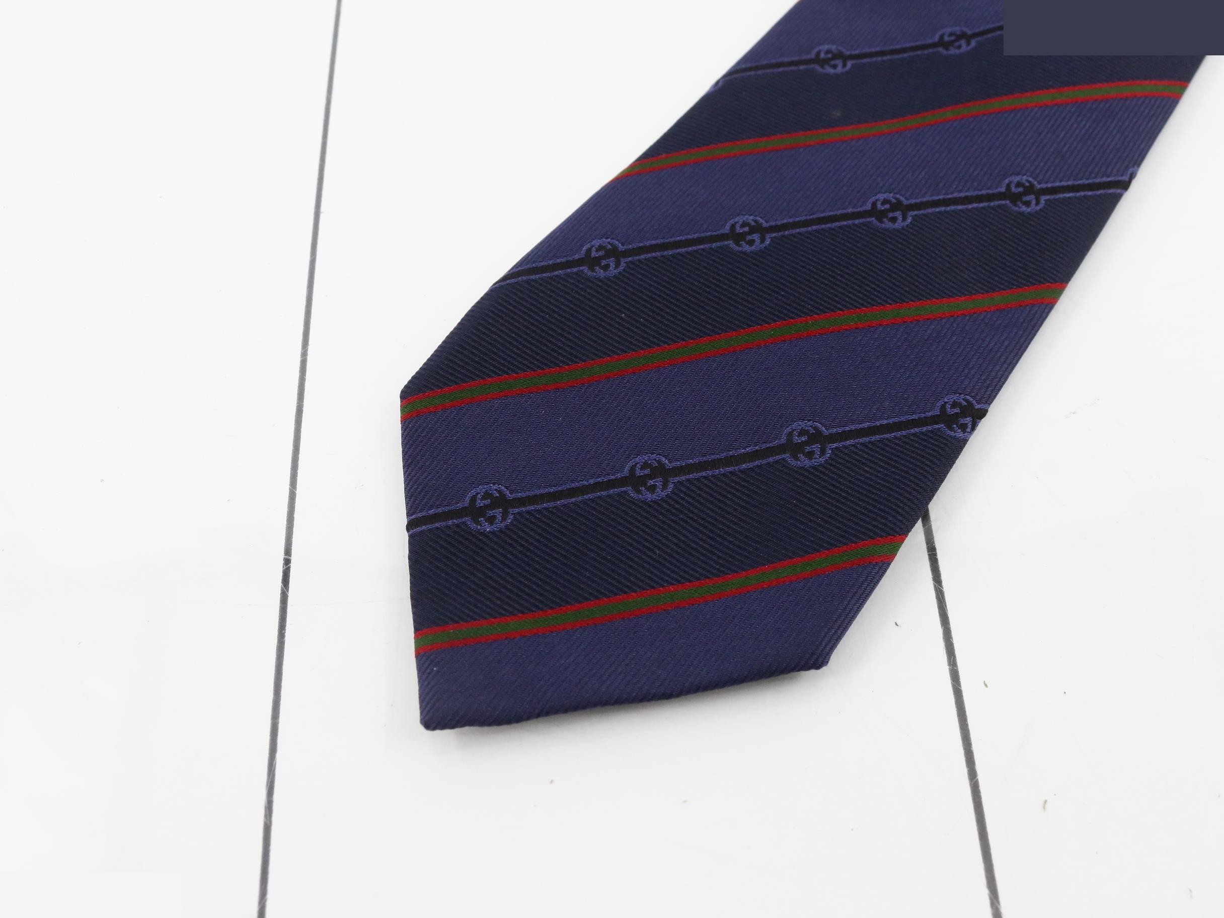 tie — view 3