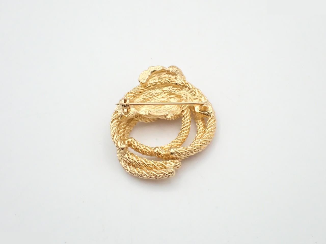 brooch — view 2