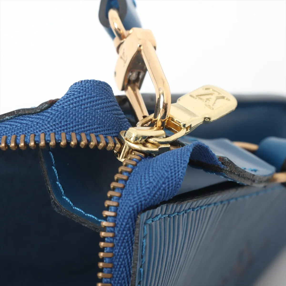 Epi Pochette Accessoire M52945 AR0995 Blue — view 9